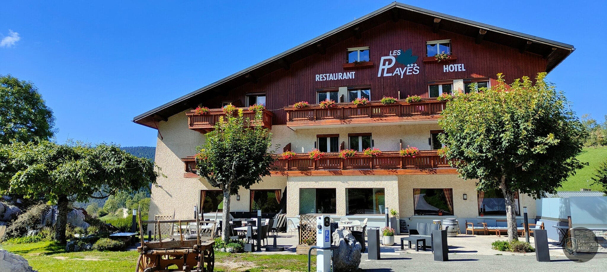 Vue extérieure de l'hôtel Les Playes en Auvergne-Rhône-Alpes