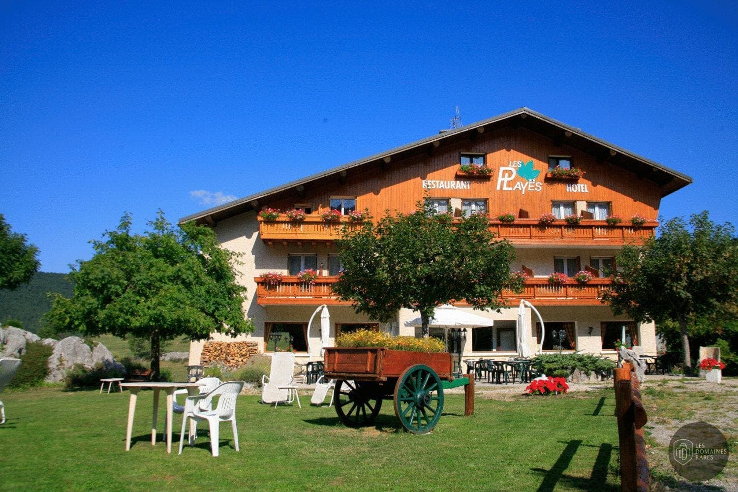 Vue extérieure de l'hôtel Les Playes en Auvergne-Rhône-Alpes