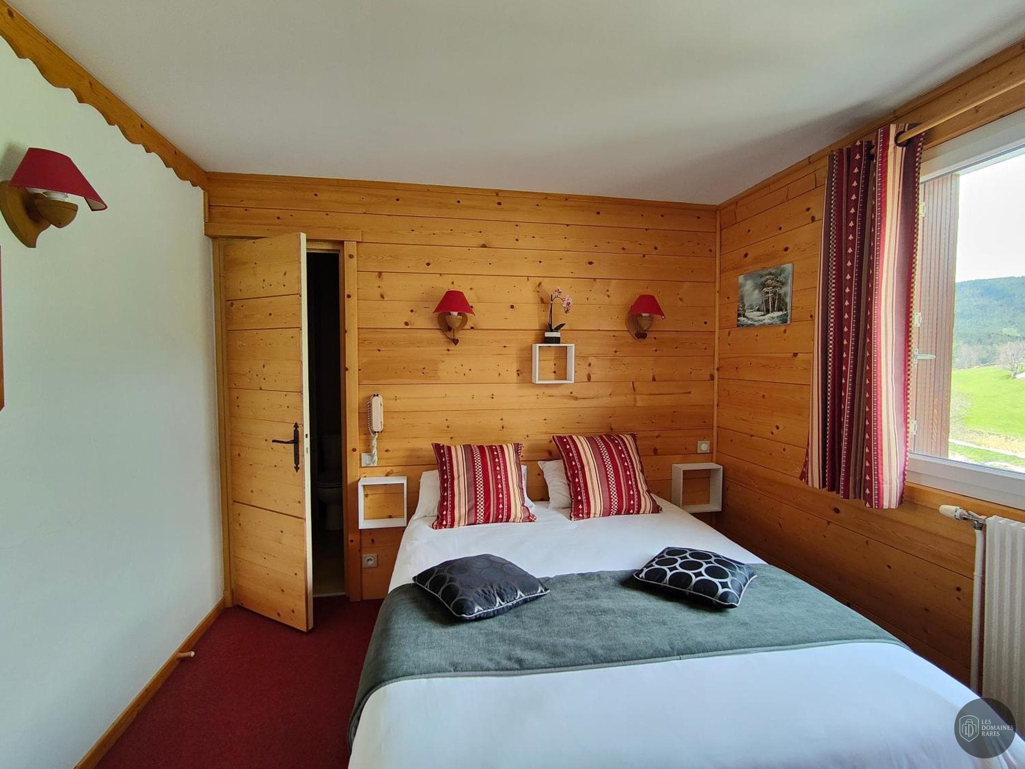 Vue extérieure de l'hôtel Les Playes en Auvergne-Rhône-Alpes