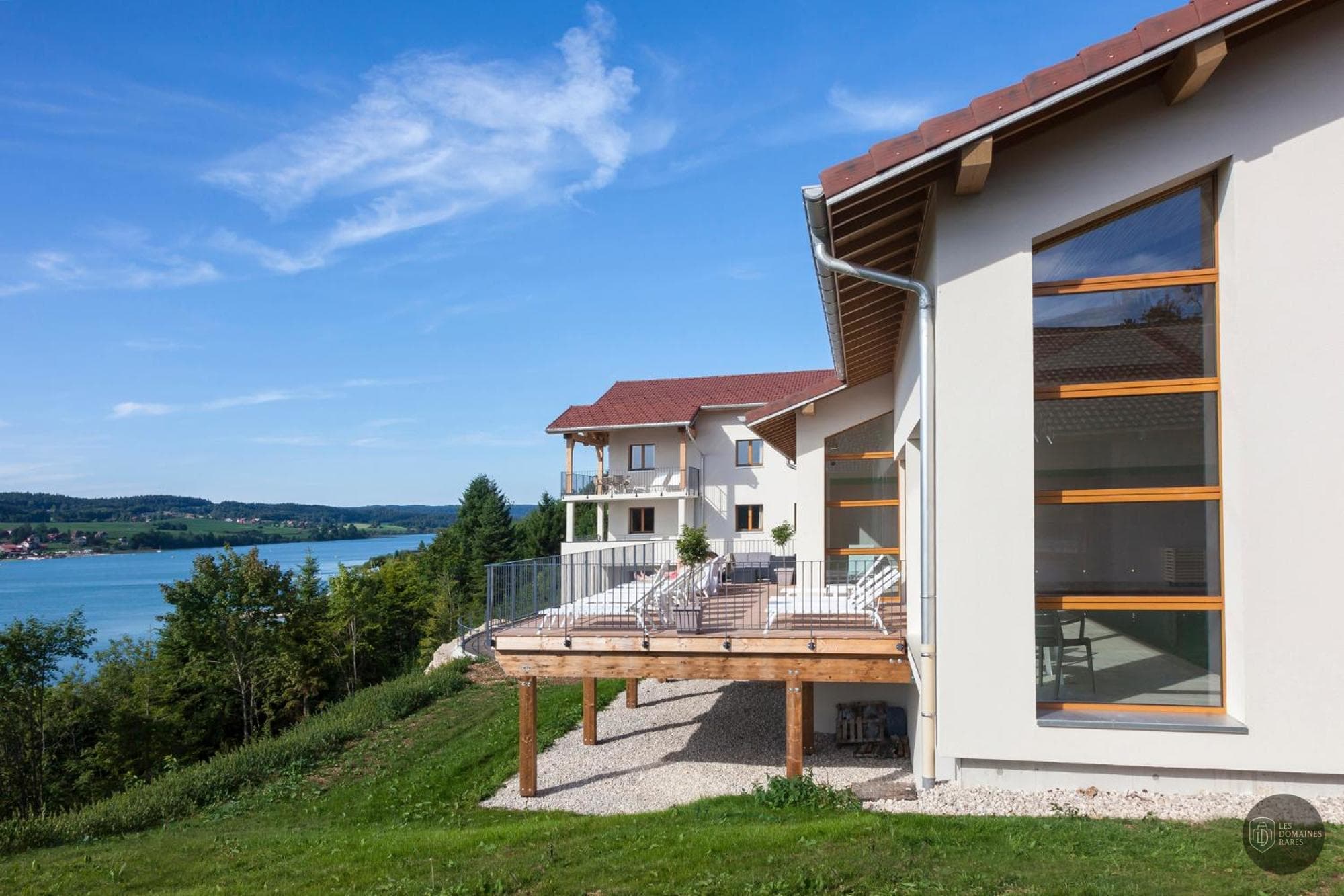 Vue extérieure de l'hôtel Les Rives Sauvages à Malbuisson en Bourgogne-Franche-Comté