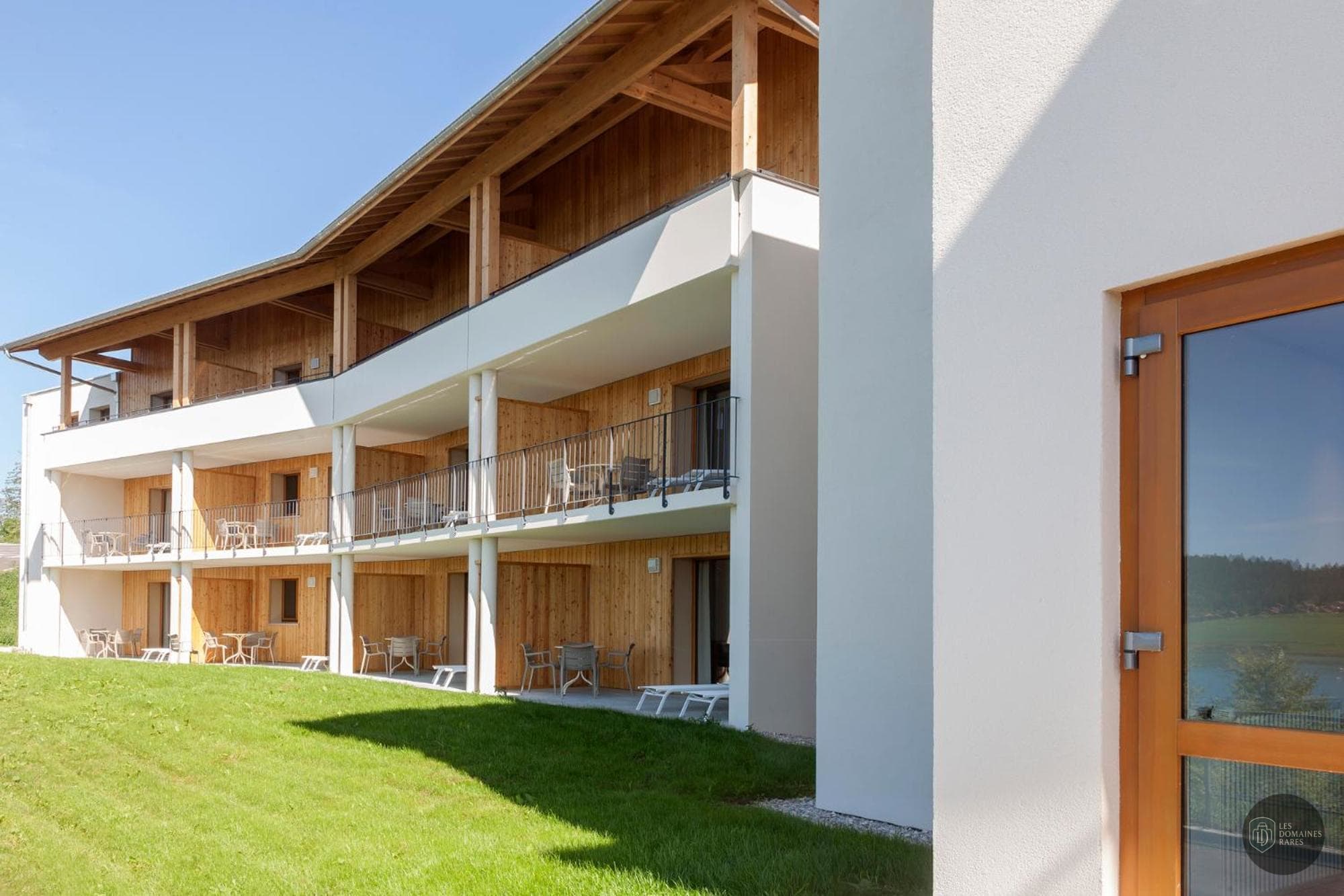 Vue extérieure de l'hôtel Les Rives Sauvages à Malbuisson en Bourgogne-Franche-Comté