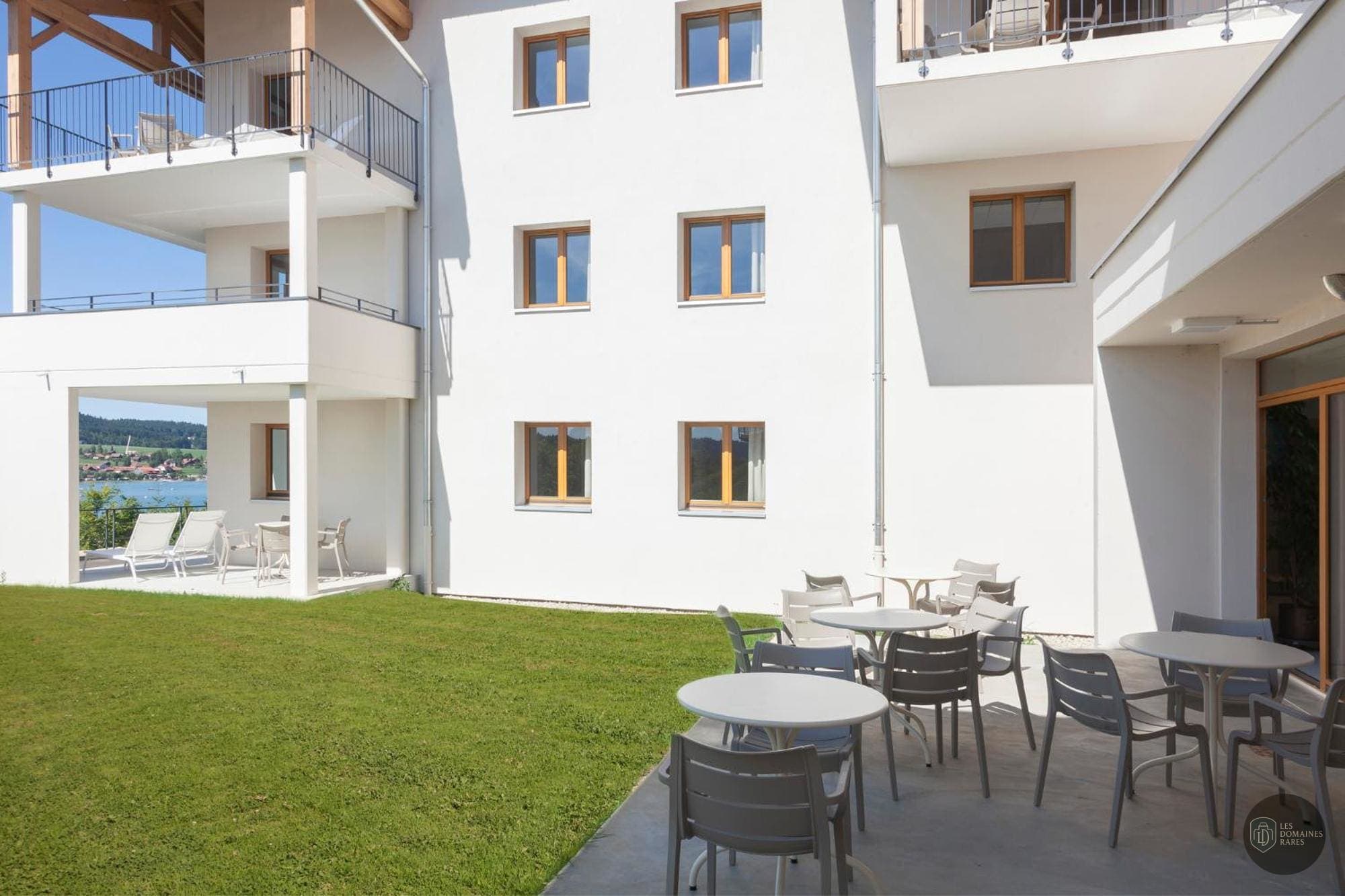 Vue extérieure de l'hôtel Les Rives Sauvages à Malbuisson en Bourgogne-Franche-Comté