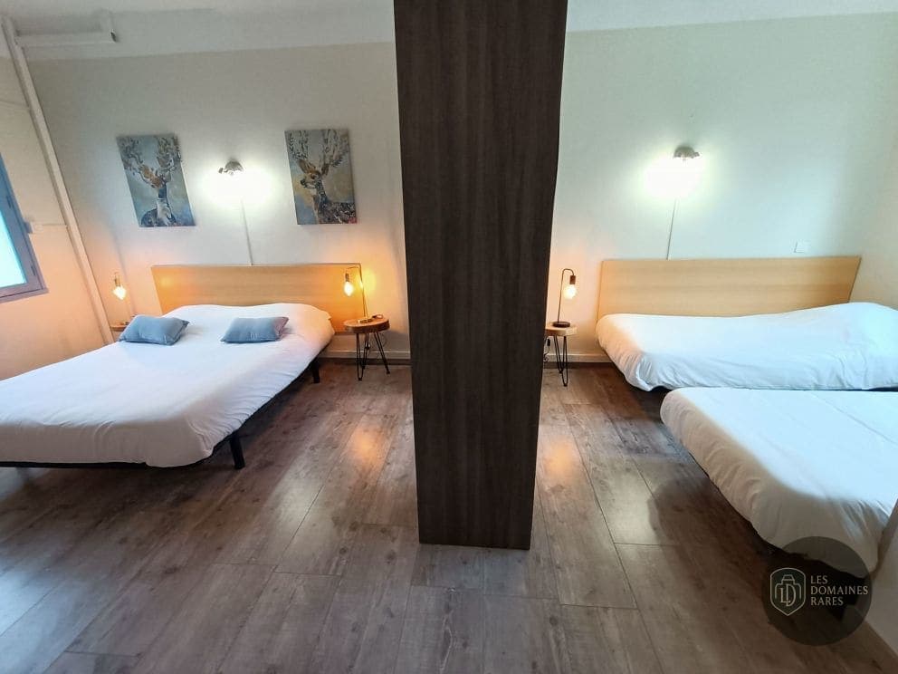 Chambre de l'hôtel Les Rocailles en Occitanie - séminaire montagnac, france