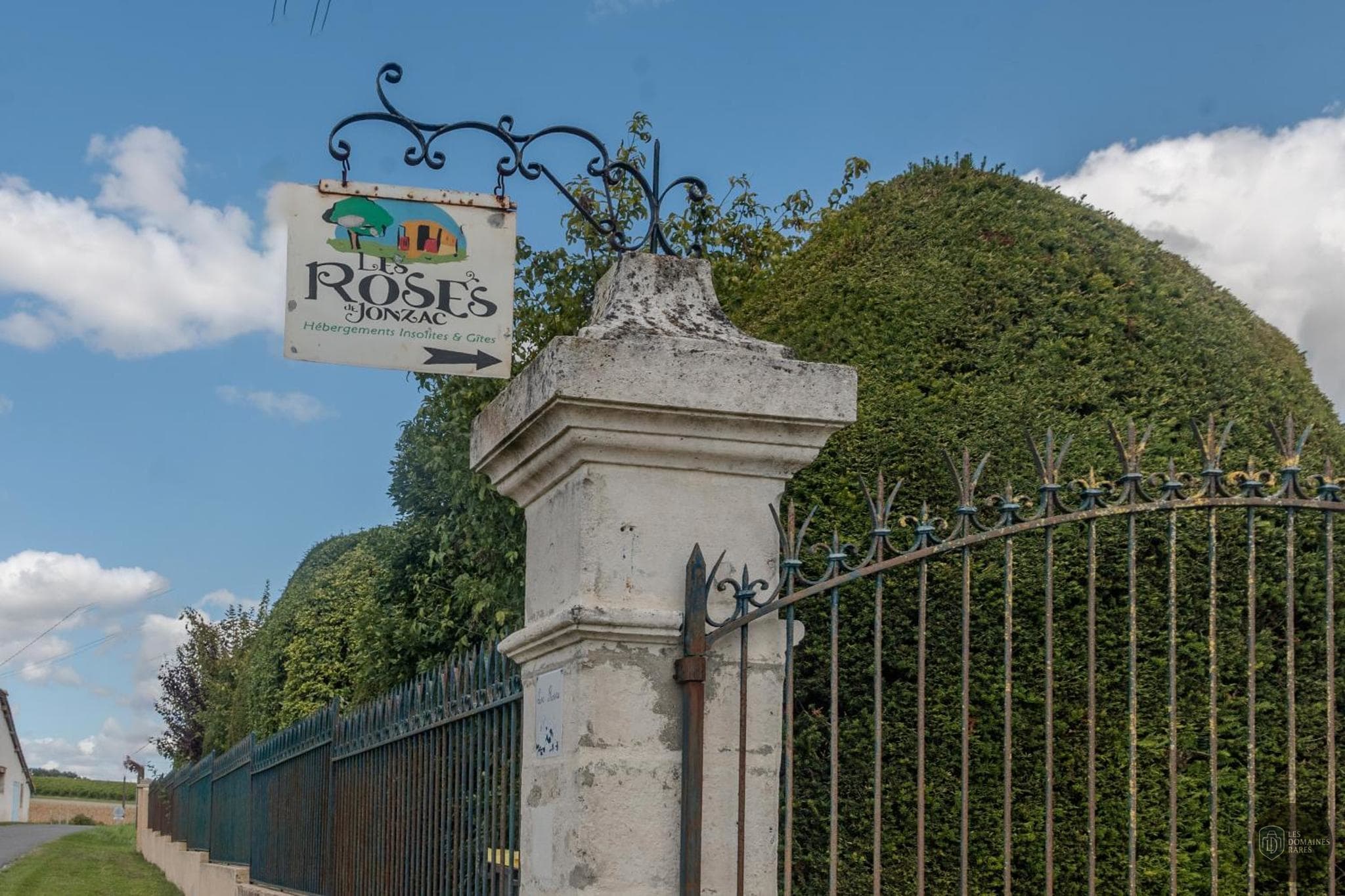 Vue extérieure du lieu Les Roses de Jonzac à Mortiers en Nouvelle-Aquitaine