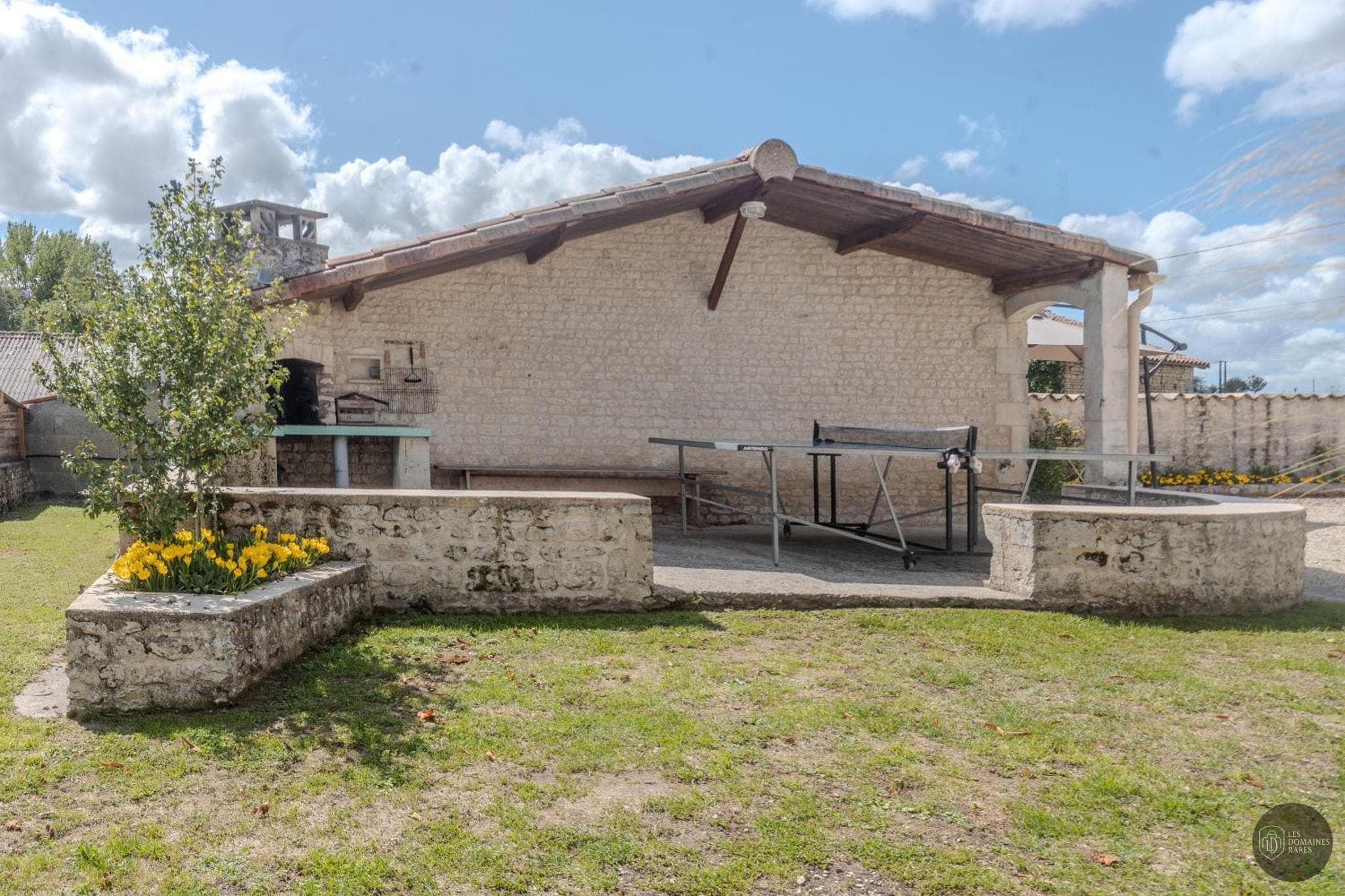 Vue extérieure du lieu Les Roses de Jonzac à Mortiers en Nouvelle-Aquitaine