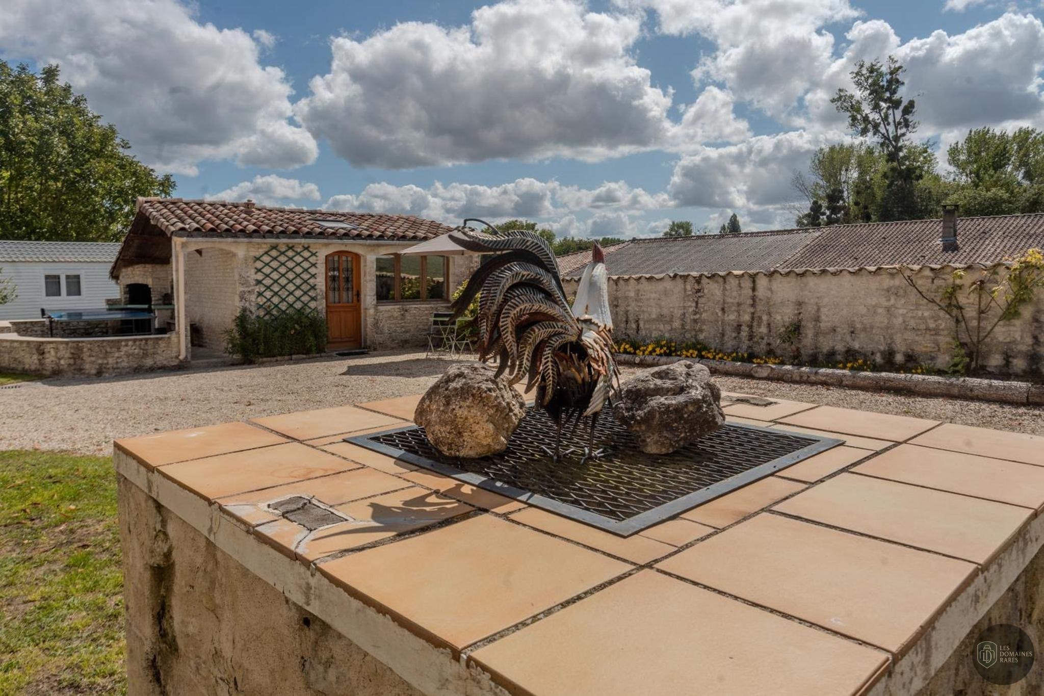 Vue extérieure du lieu Les Roses de Jonzac à Mortiers en Nouvelle-Aquitaine