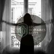 Femme ouvrant la fenêtre du balcon