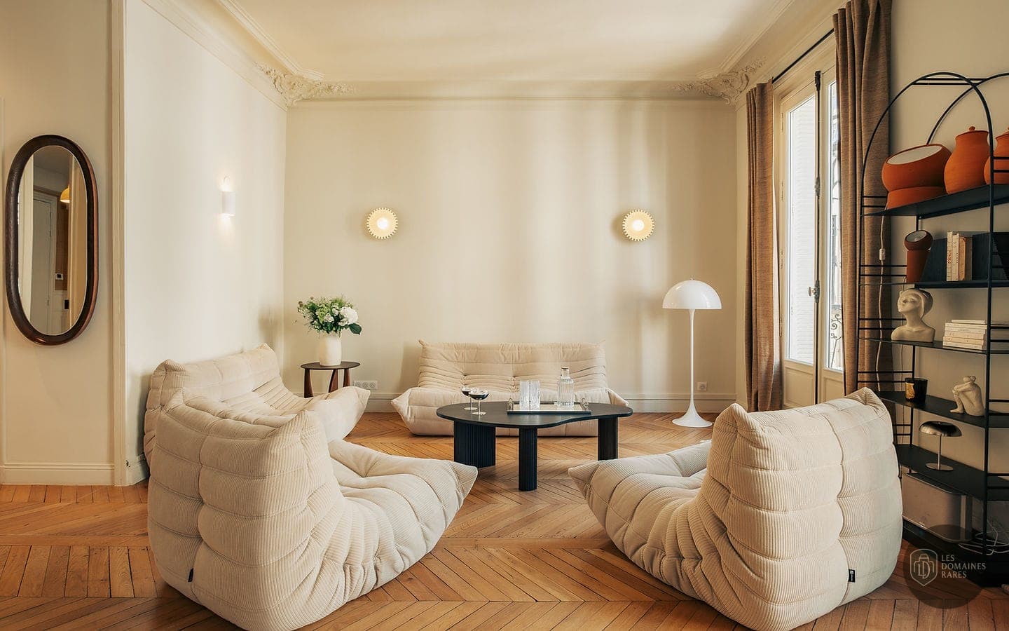 Salon confortable avec canapés modulables clairs