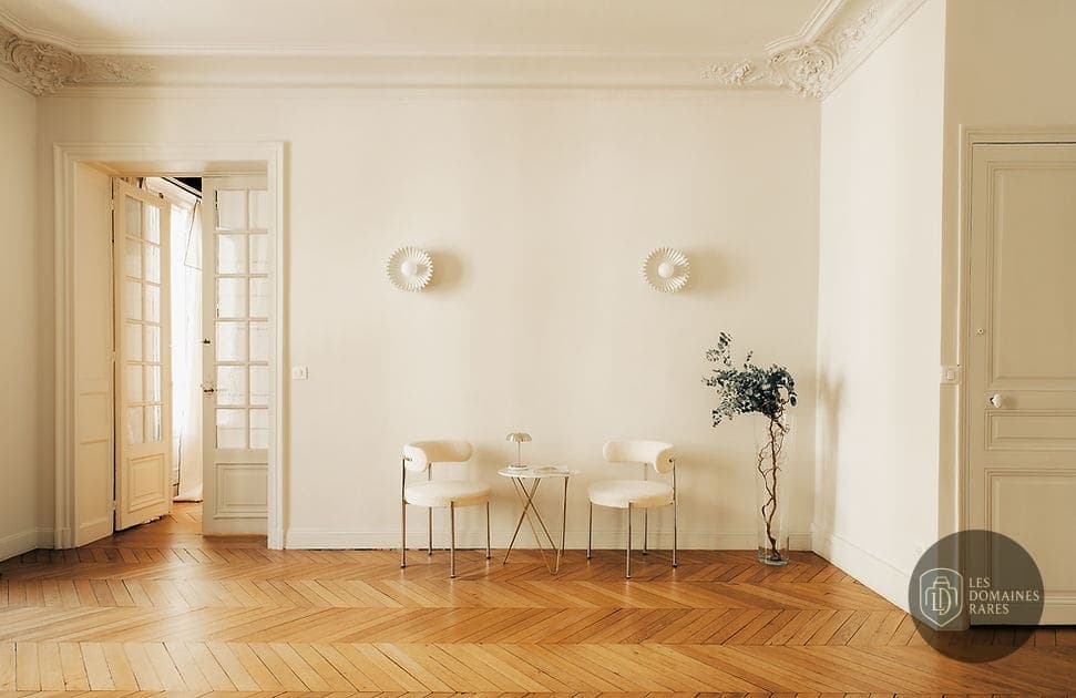 Salon avec parquet et décoration épurée