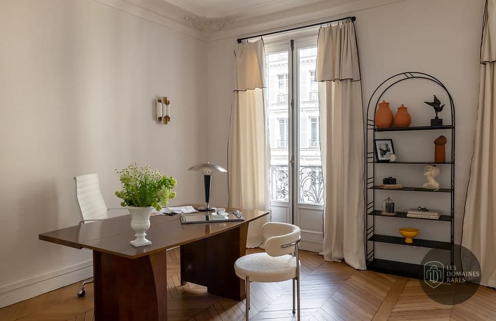 Bureau/espace de travail lumineux avec fenêtre