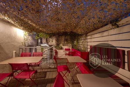 Terrasse extérieure avec tables rouges