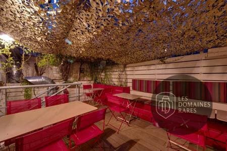 Terrasse couverte avec mobilier de jardin
