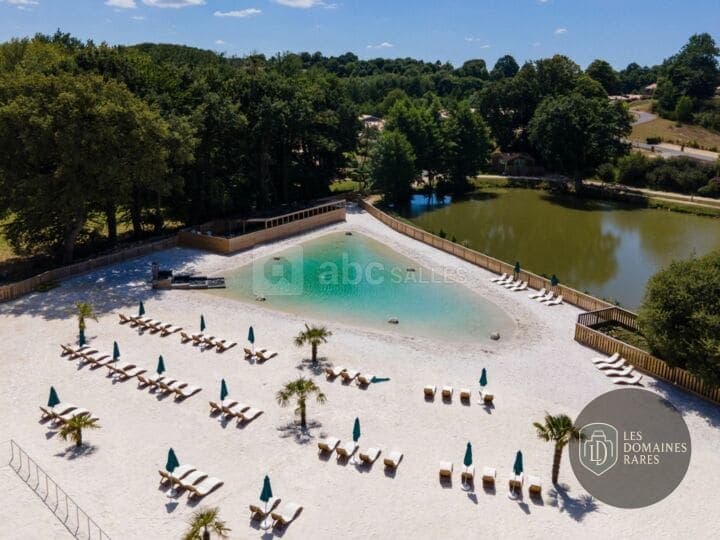 Vue extérieure du lieu Les Salons du Parc en Nouvelle-Aquitaine