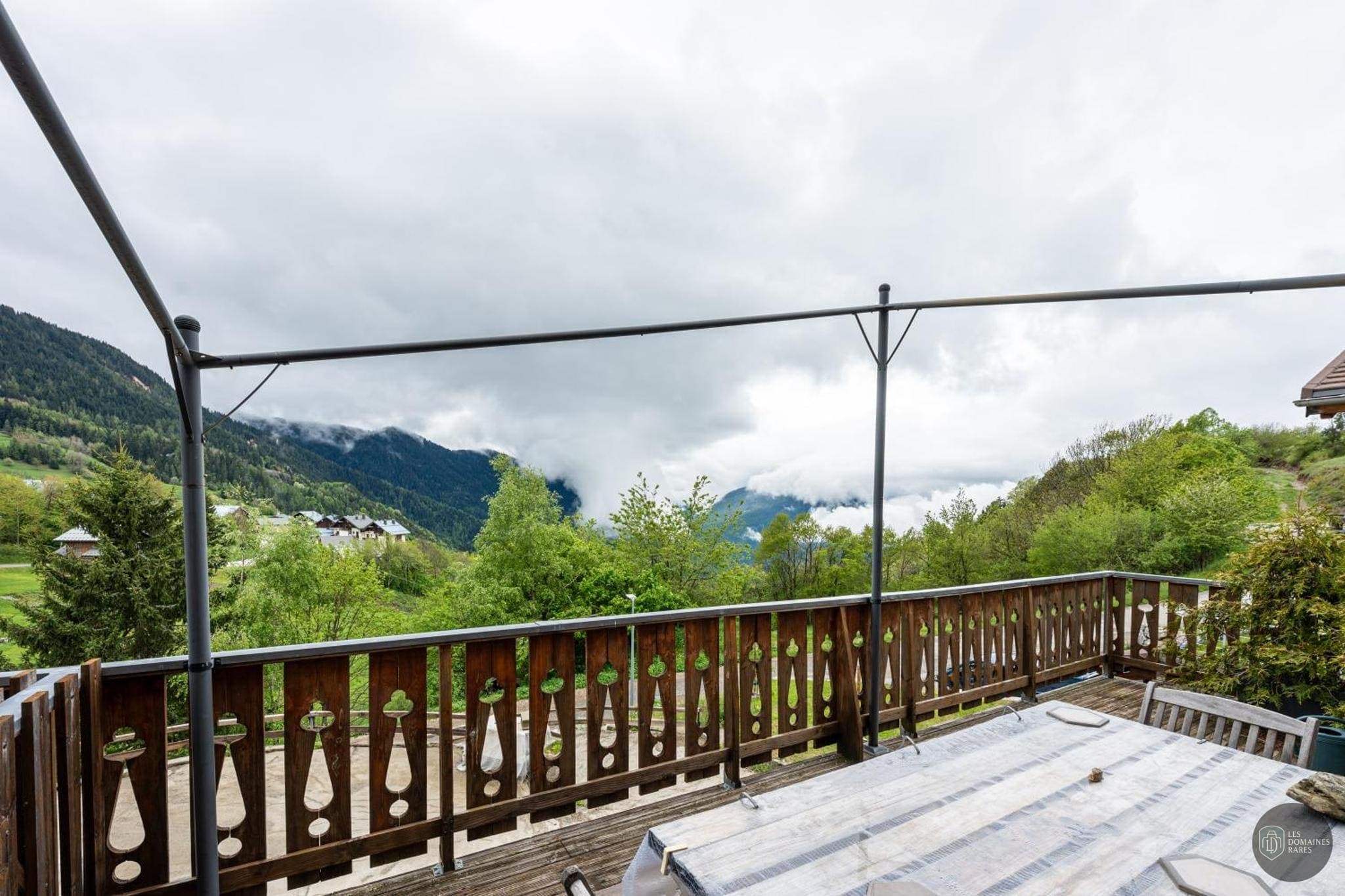 Vue extérieure de l'hôtel Les Skieurs à Le en Auvergne-Rhône-Alpes