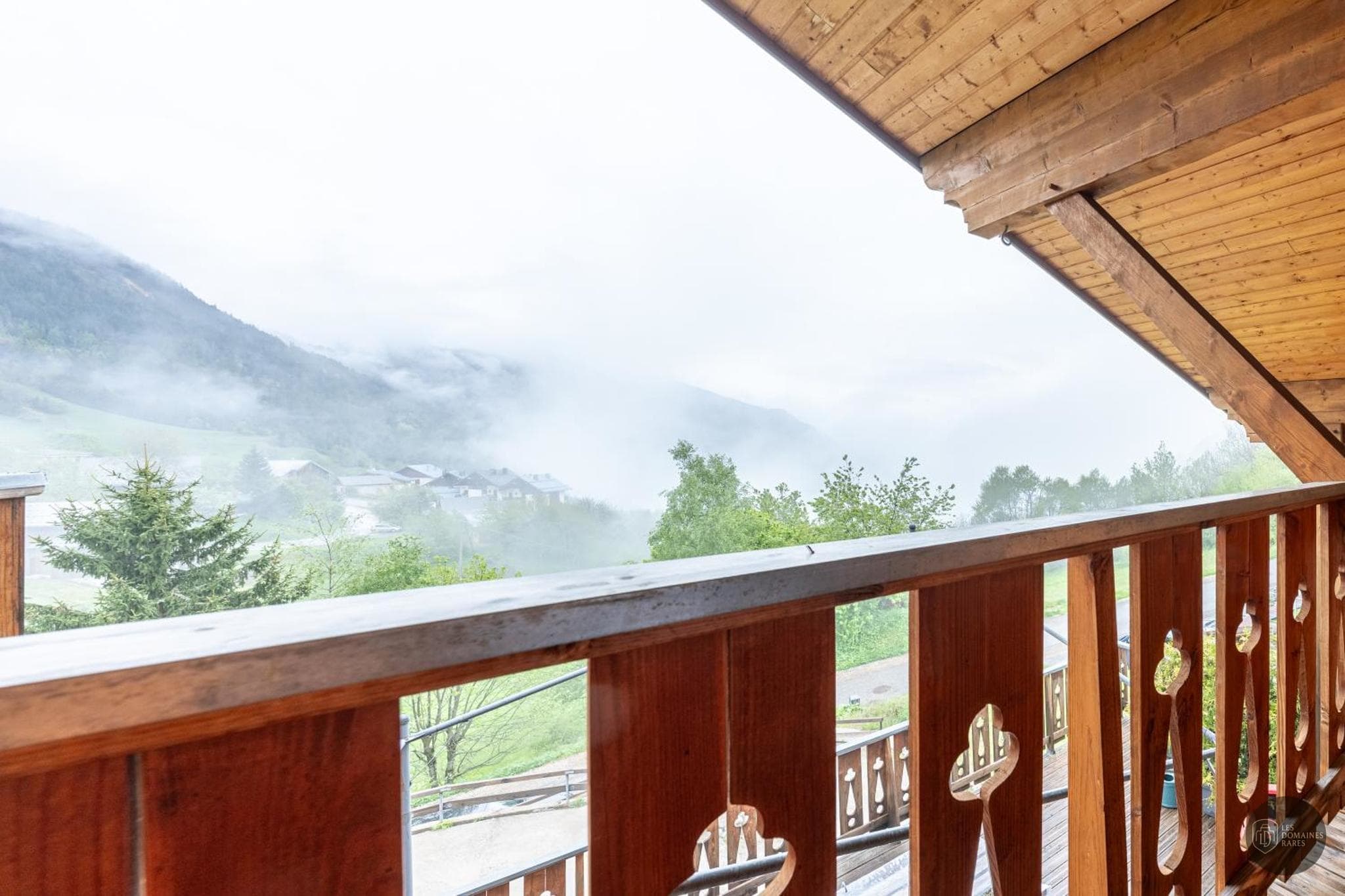Vue extérieure de l'hôtel Les Skieurs à Le en Auvergne-Rhône-Alpes