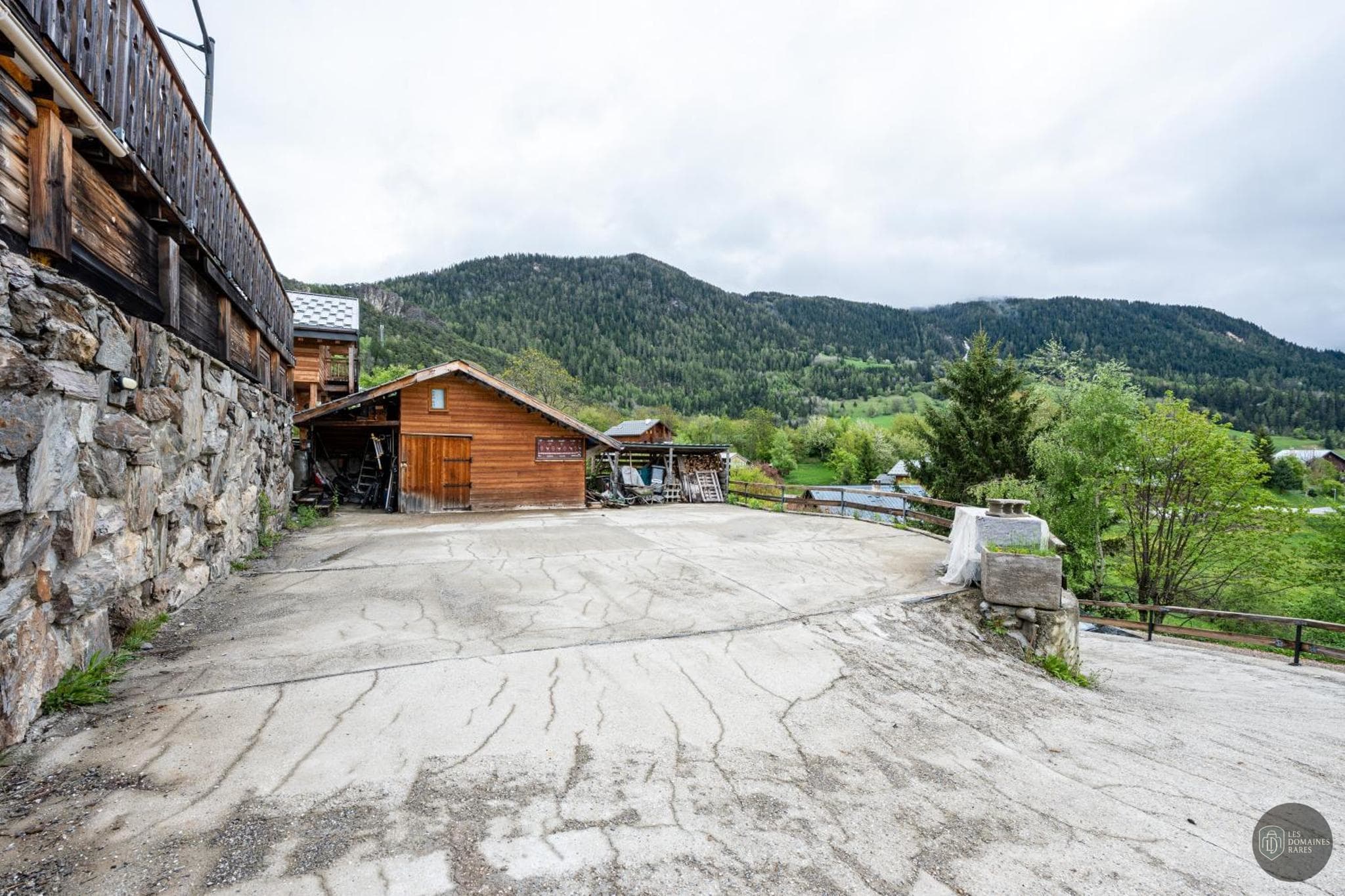 Vue extérieure de l'hôtel Les Skieurs à Le en Auvergne-Rhône-Alpes
