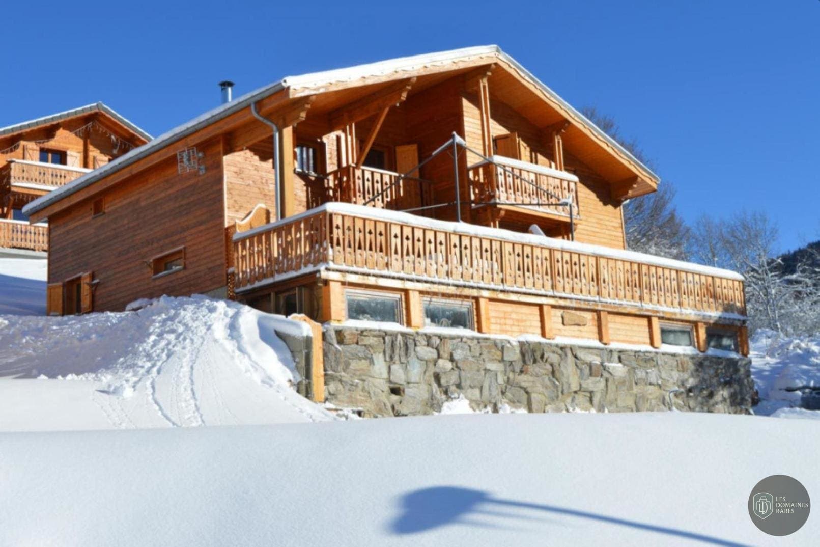 Vue extérieure de l'hôtel Les Skieurs à Le en Auvergne-Rhône-Alpes