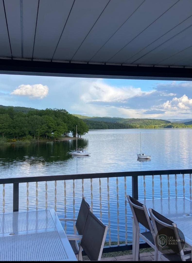 Vue extérieure de l'hôtel Les Terrasses du Lac à Vedene en Provence-Alpes-Côte d'Azur