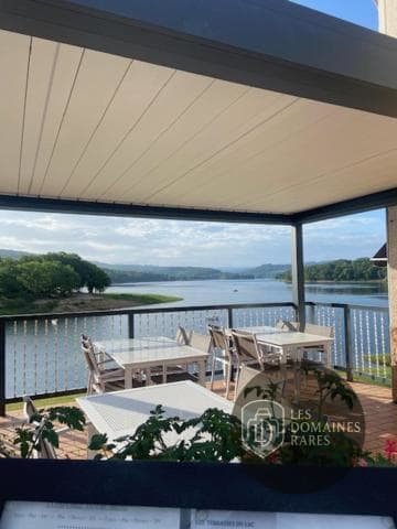 Vue extérieure de l'hôtel Les Terrasses du Lac à Vedene en Provence-Alpes-Côte d'Azur