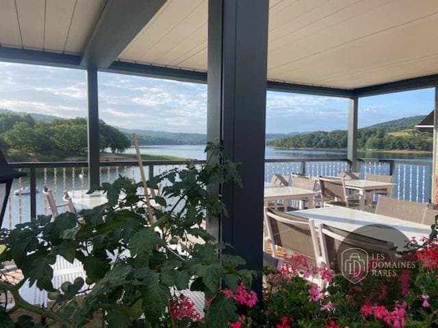 Vue extérieure de l'hôtel Les Terrasses du Lac à Vedene en Provence-Alpes-Côte d'Azur
