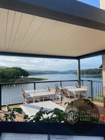 Vue extérieure de l'hôtel Les Terrasses du Lac à Vedene en Provence-Alpes-Côte d'Azur