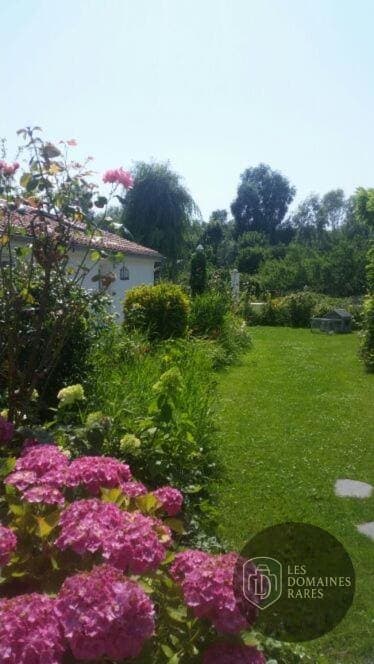 Vue extérieure de l'hôtel Les Trois Roses à Corenc en Auvergne-Rhône-Alpes