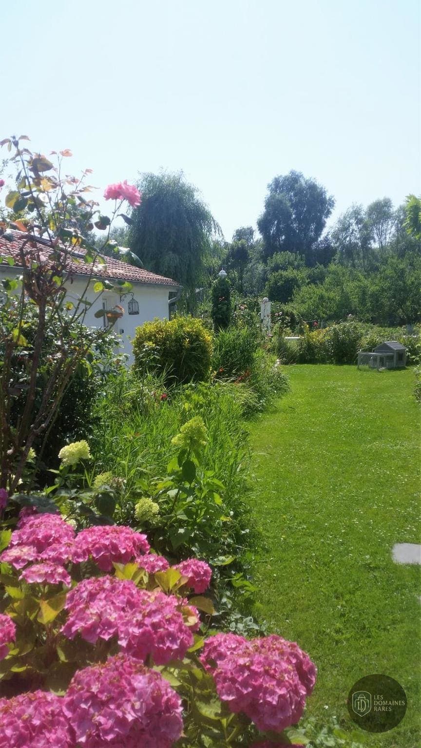 Vue extérieure de l'hôtel Les Trois Roses à Corenc en Auvergne-Rhône-Alpes