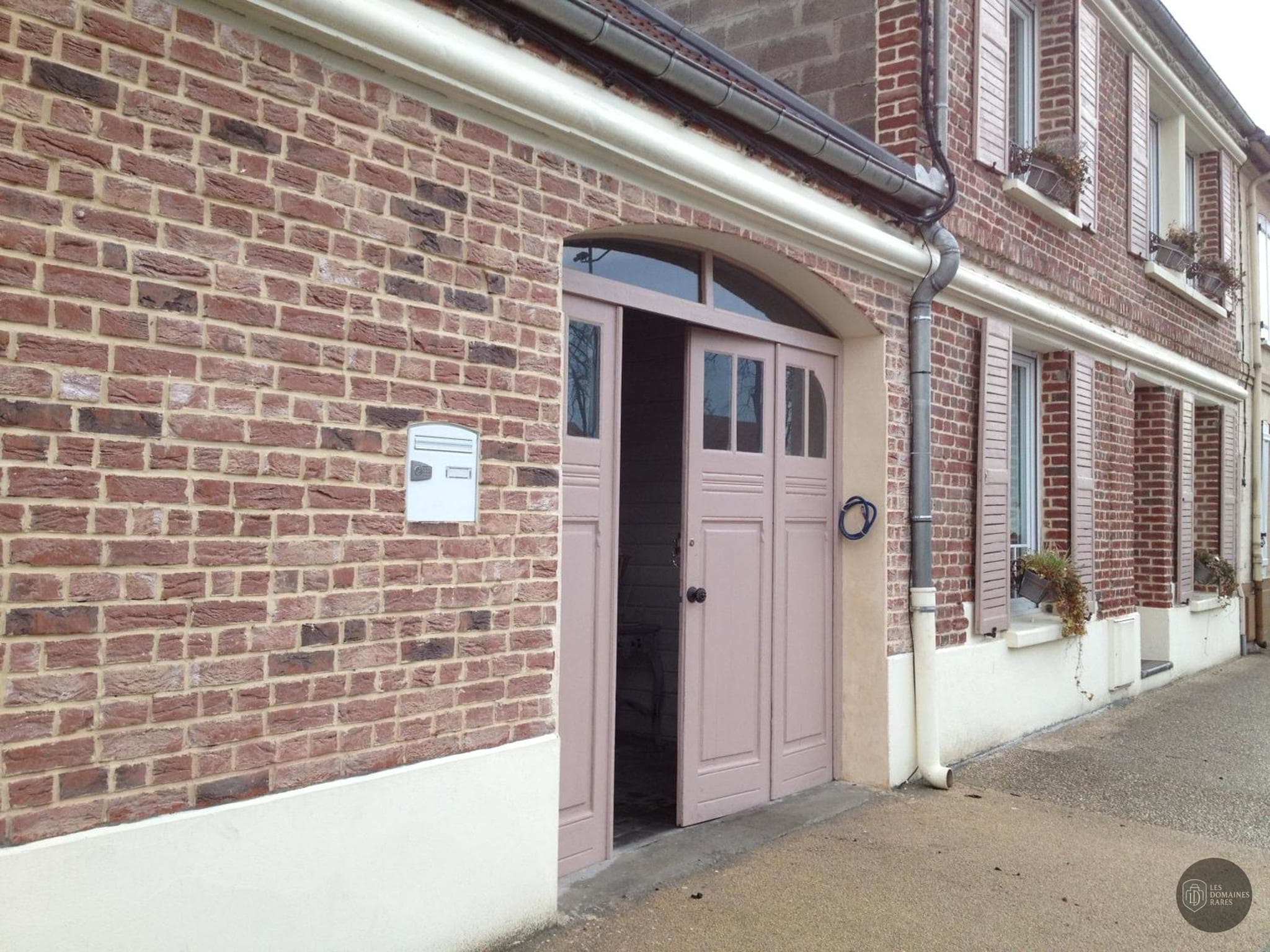 Vue extérieure de l'hôtel Les Trois Roses à Corenc en Auvergne-Rhône-Alpes