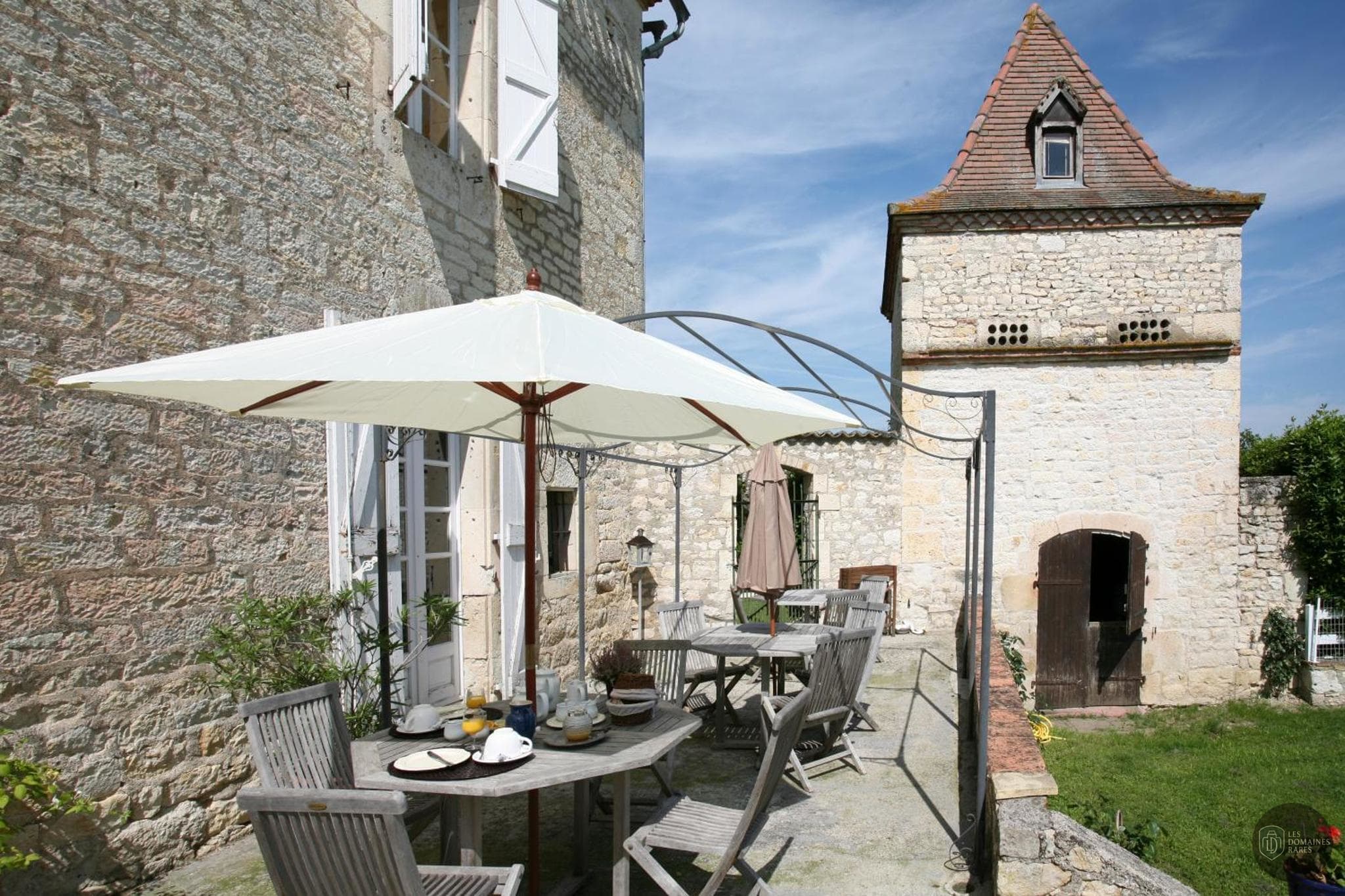 Vue extérieure de l'hôtel Les Vents Bleus à Donnazac en Occitanie
