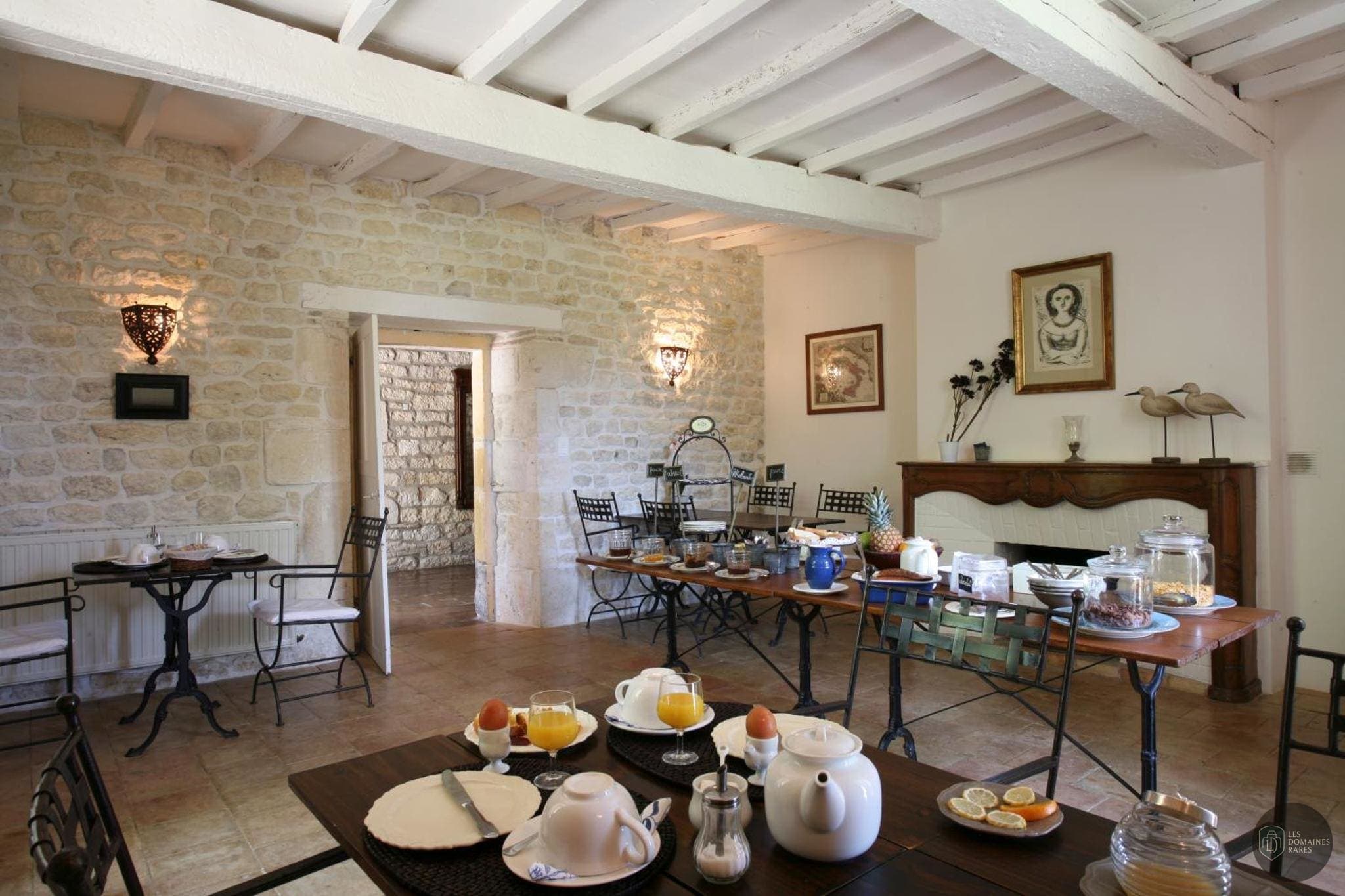 Vue extérieure de l'hôtel Les Vents Bleus à Donnazac en Occitanie