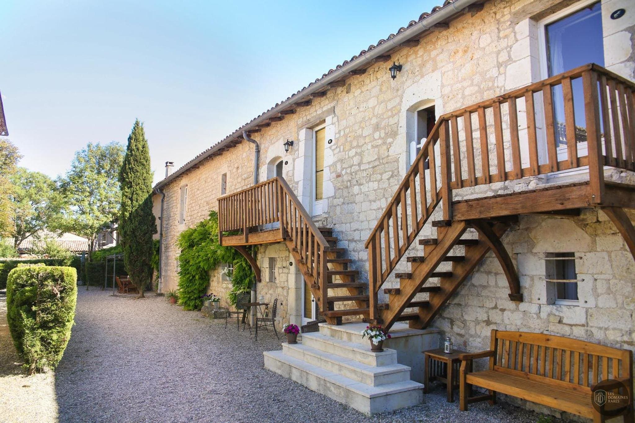 Vue extérieure de l'hôtel Les Vents Bleus à Donnazac en Occitanie