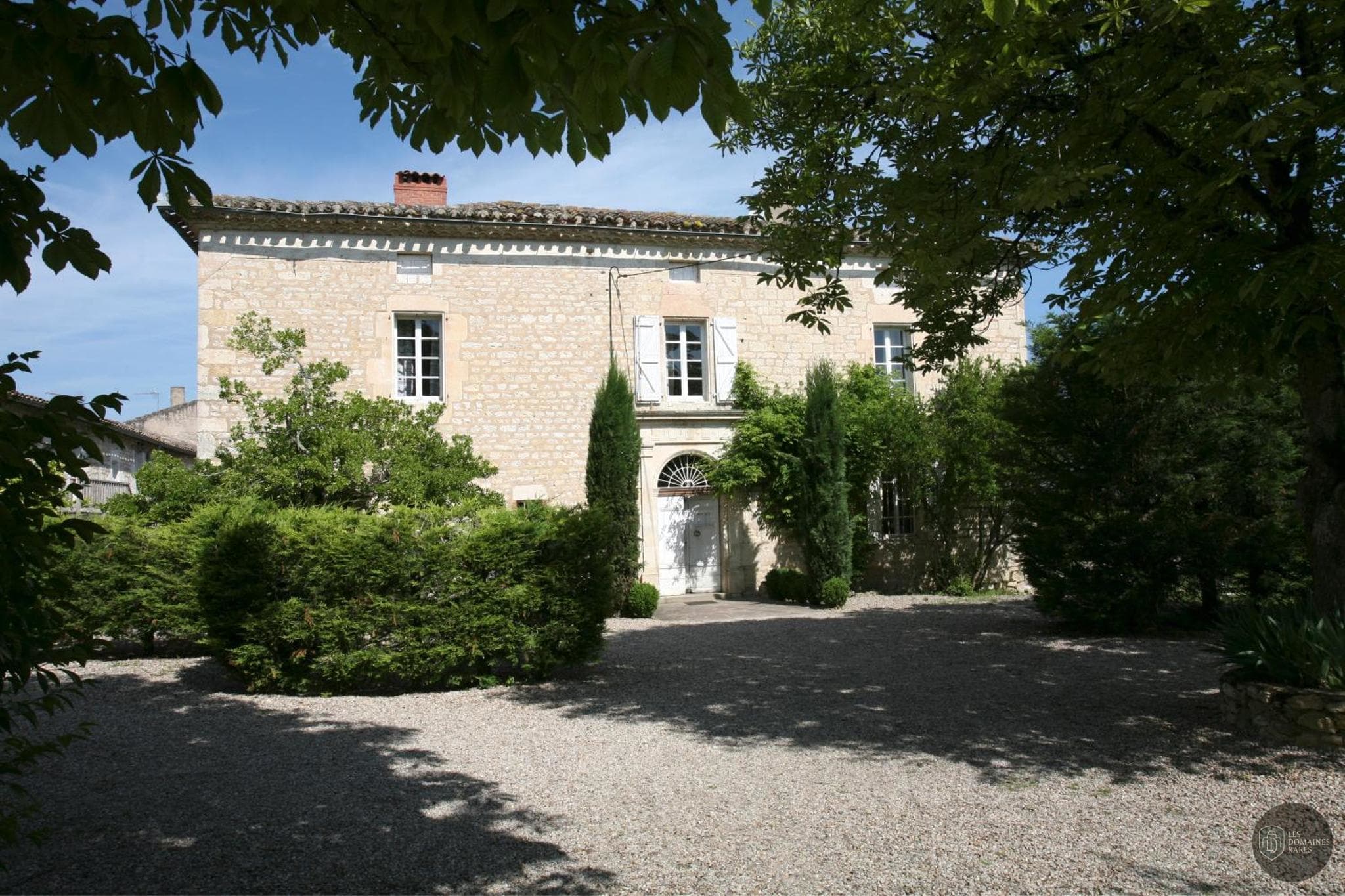 Vue extérieure de l'hôtel Les Vents Bleus à Donnazac en Occitanie