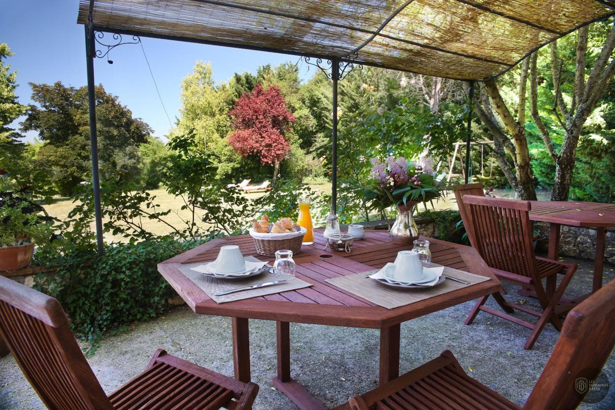 Vue extérieure de l'hôtel Les Vents Bleus à Donnazac en Occitanie