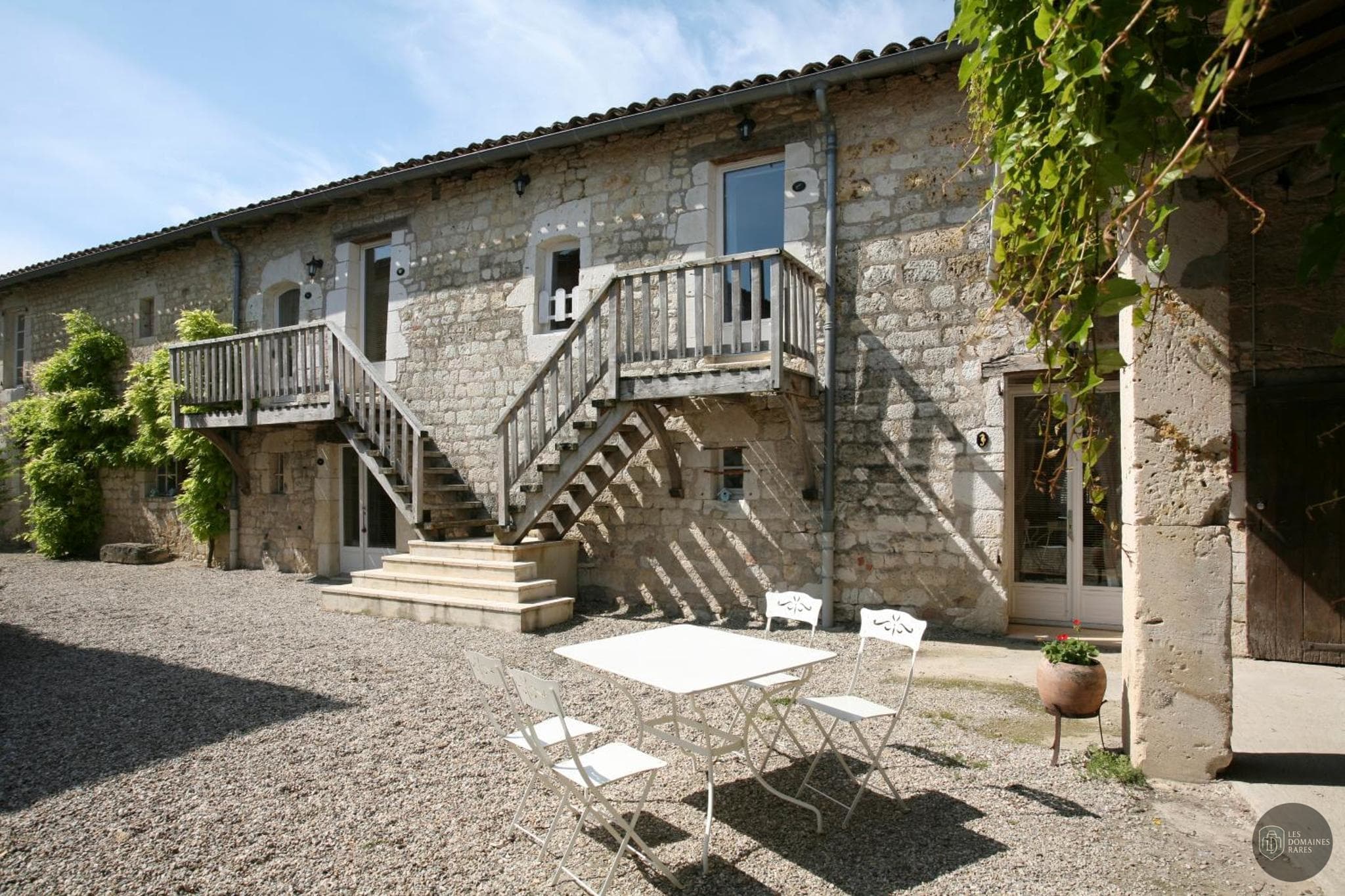 Vue extérieure de l'hôtel Les Vents Bleus à Donnazac en Occitanie