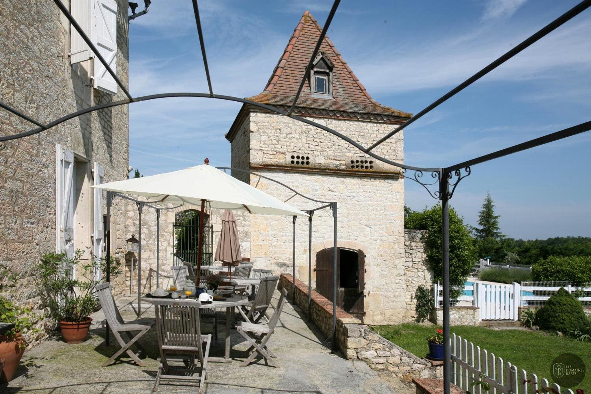 Vue extérieure de l'hôtel Les Vents Bleus à Donnazac en Occitanie