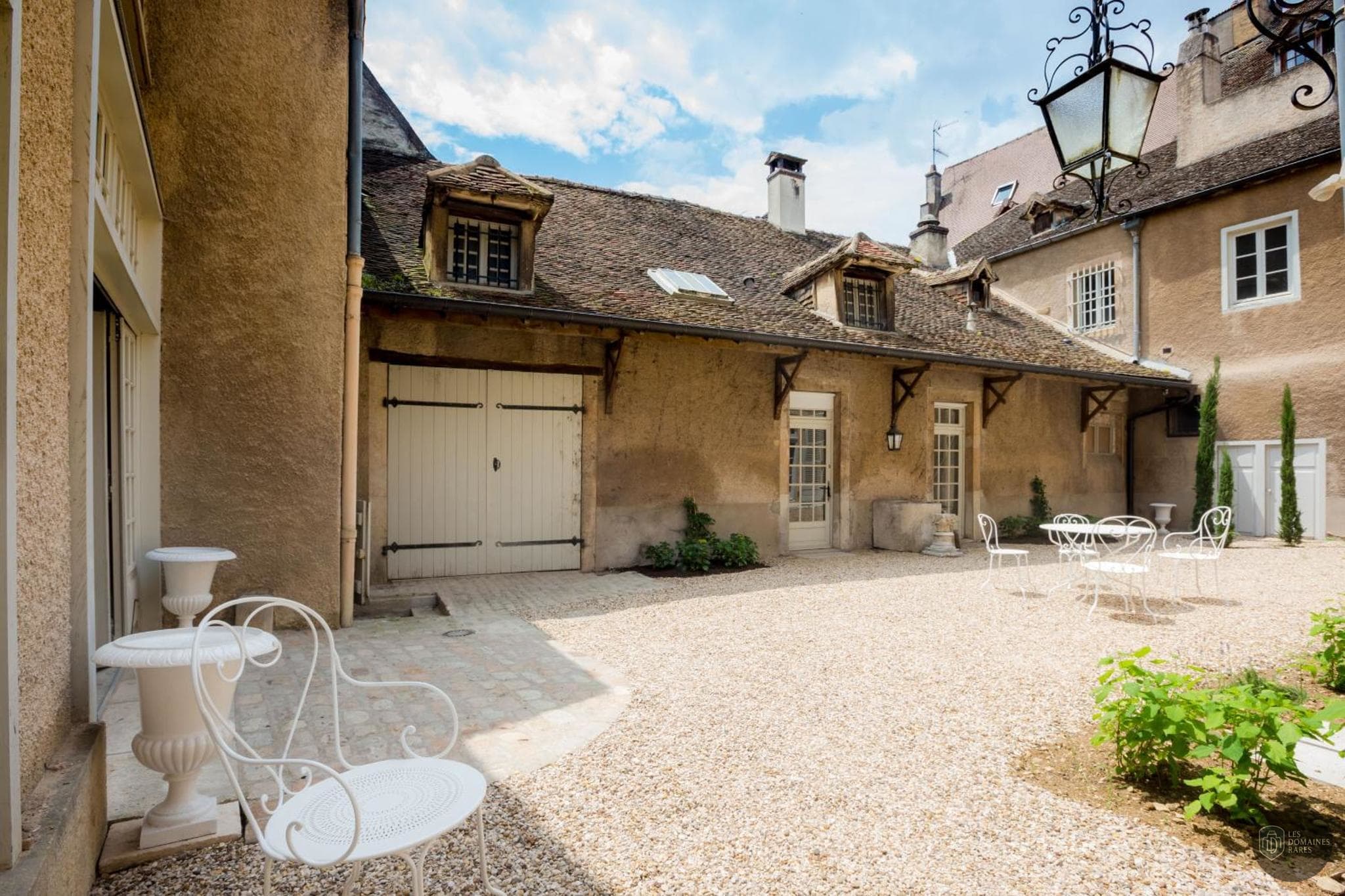 Vue extérieure de l'hôtel Les Vignes Blanches à Beaucaire en Occitanie