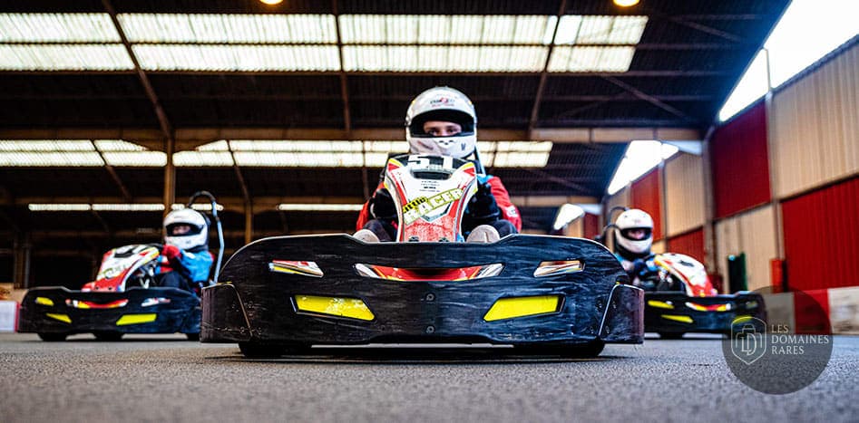 Karting indoor : pilotes en action