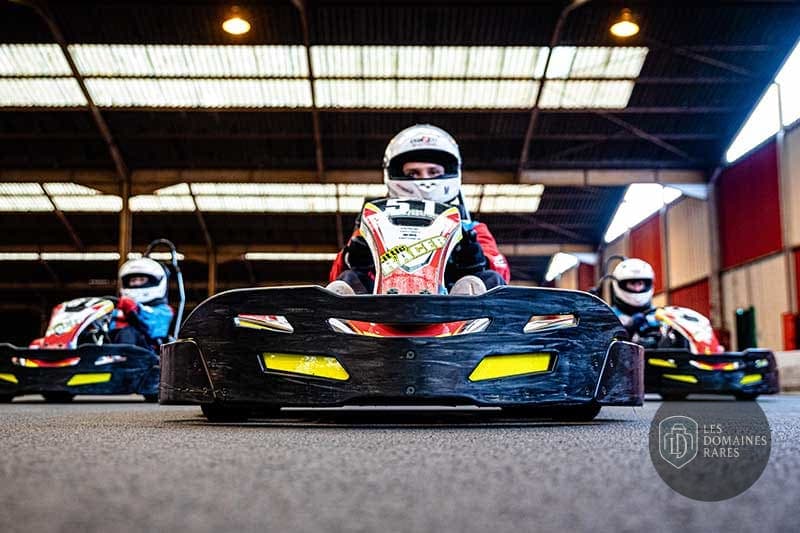 Karting indoor : pilote au premier plan