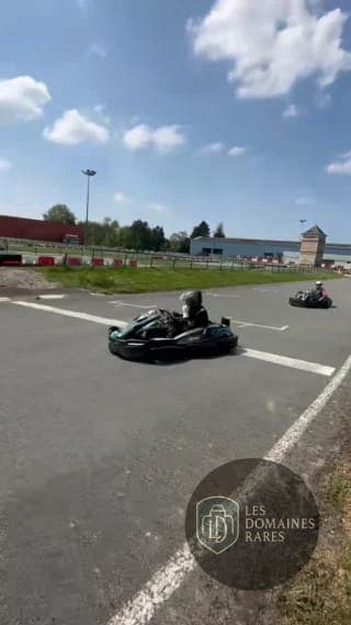 Karts en pleine course sur la piste