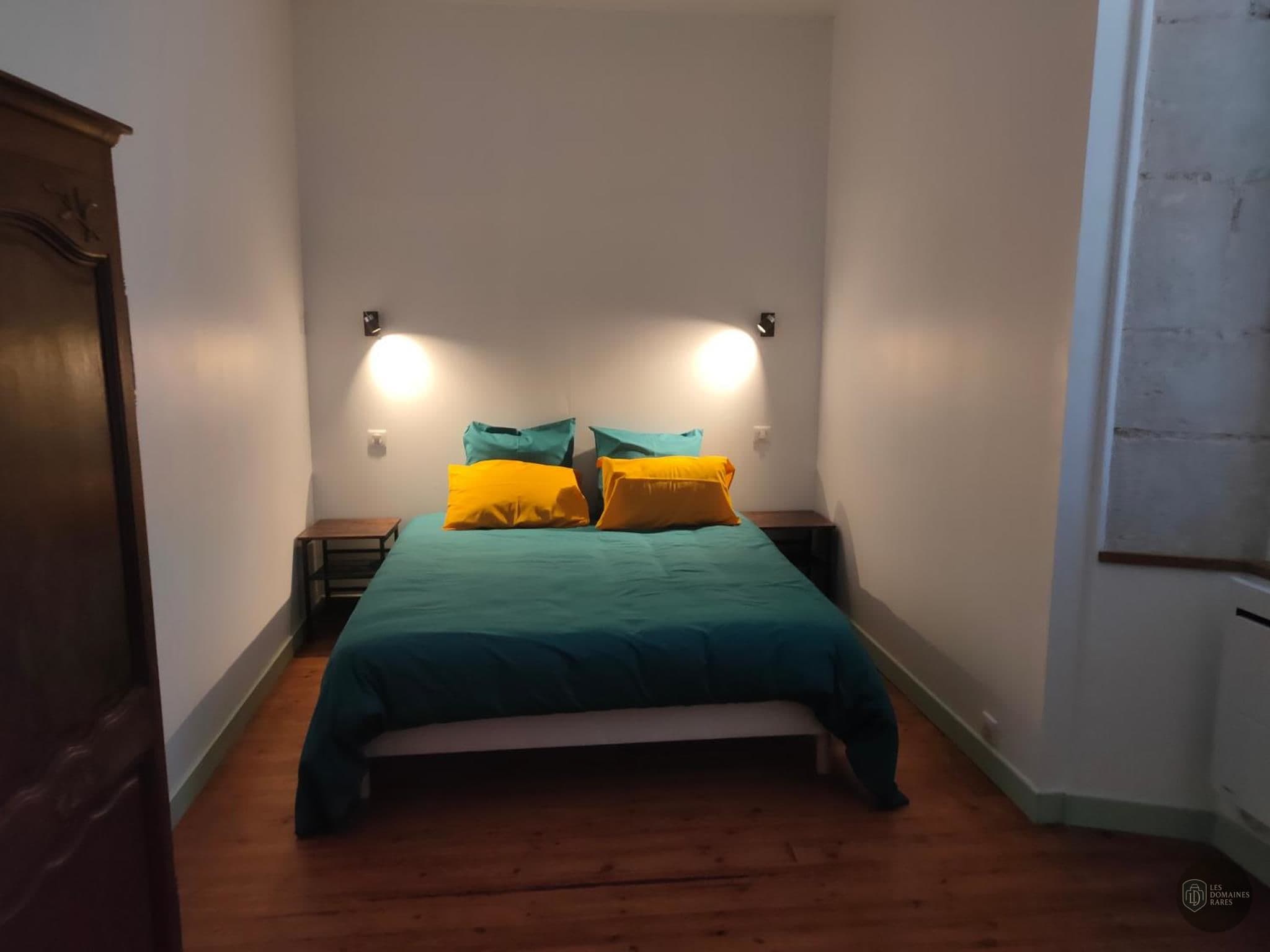 Chambre du lieu Logis de la Grosse Pierre à Arces en Nouvelle-Aquitaine - séminaire arces france coordonnées gps latitude : 45.559784