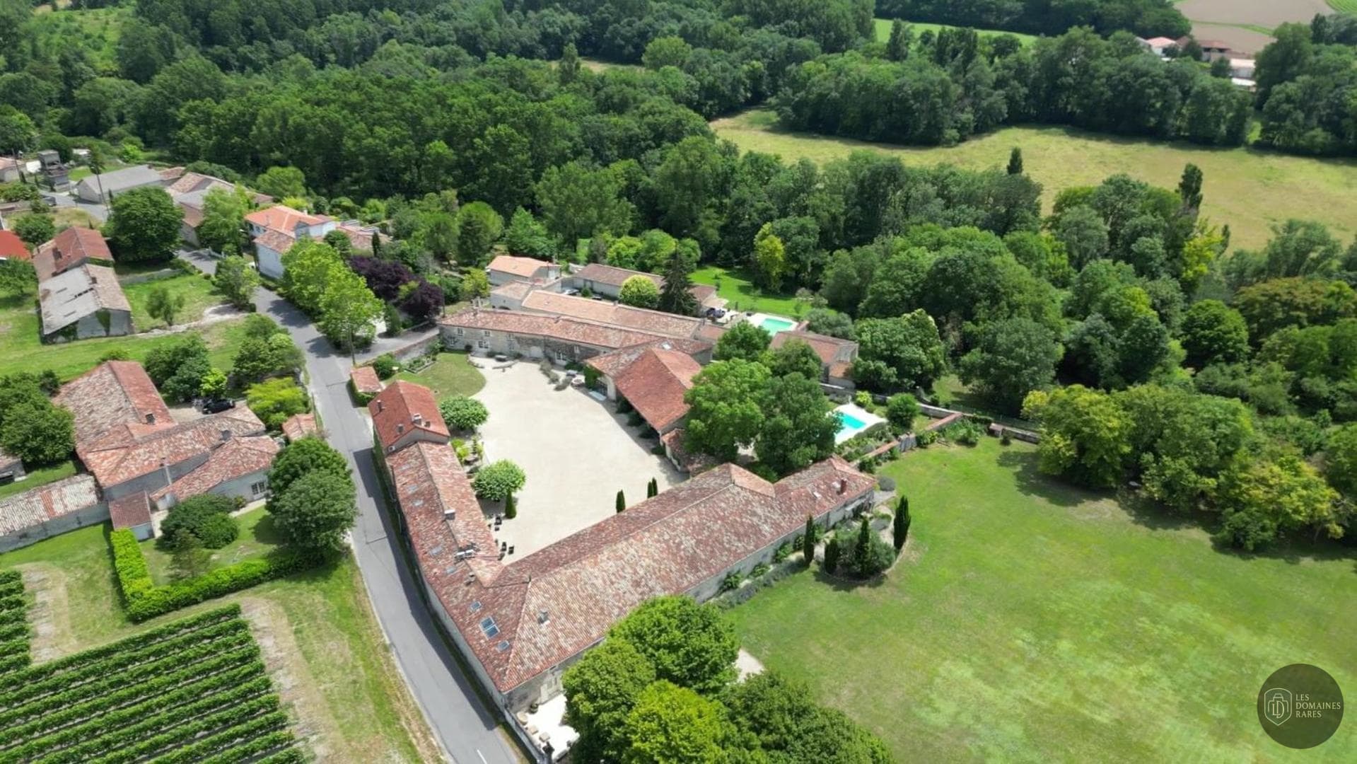 Vue extérieure de l'hôtel Logis du Paradis en Nouvelle-Aquitaine
