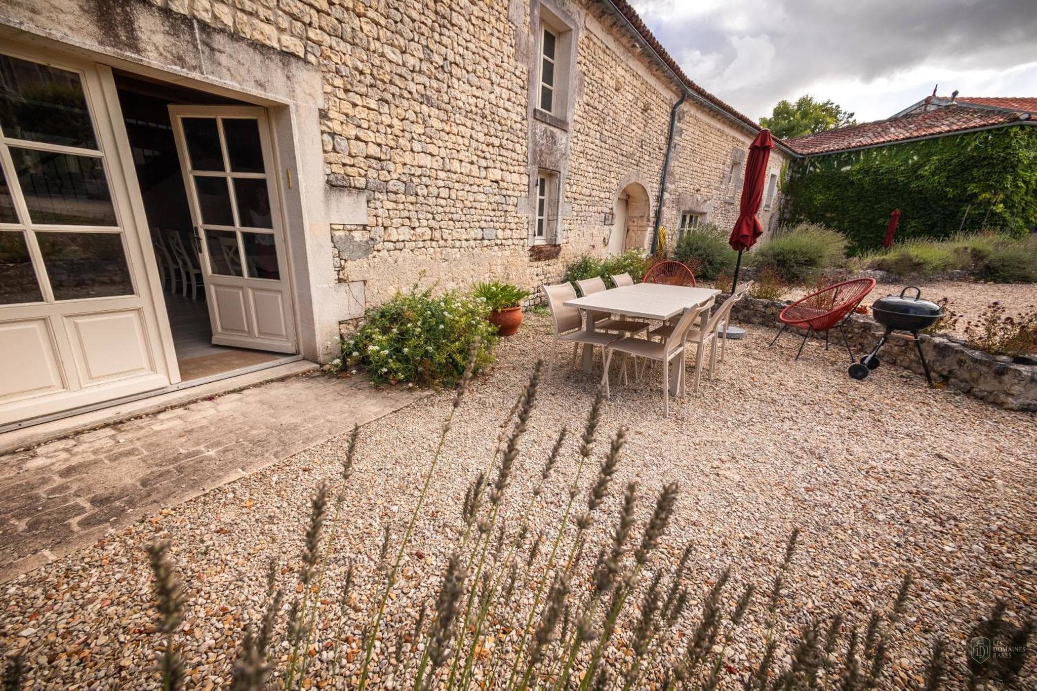 Vue extérieure de l'hôtel Logis du Paradis en Nouvelle-Aquitaine