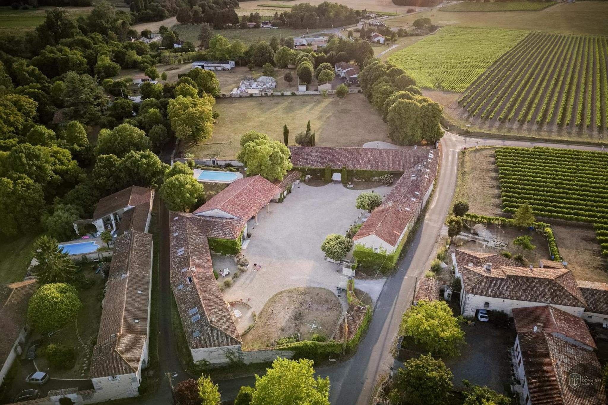Vue extérieure de l'hôtel Logis du Paradis en Nouvelle-Aquitaine