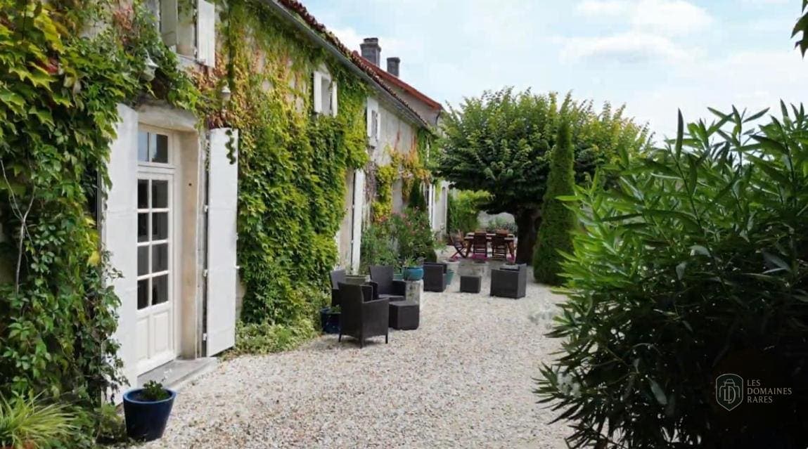 Vue extérieure de l'hôtel Logis du Paradis en Nouvelle-Aquitaine