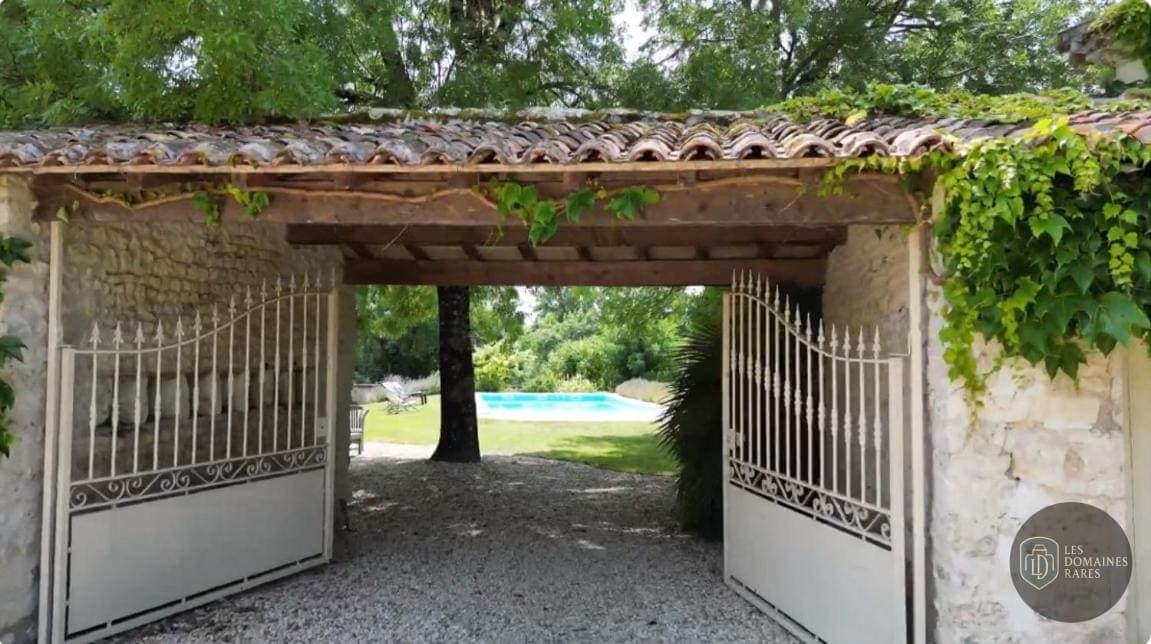 Vue extérieure de l'hôtel Logis du Paradis en Nouvelle-Aquitaine