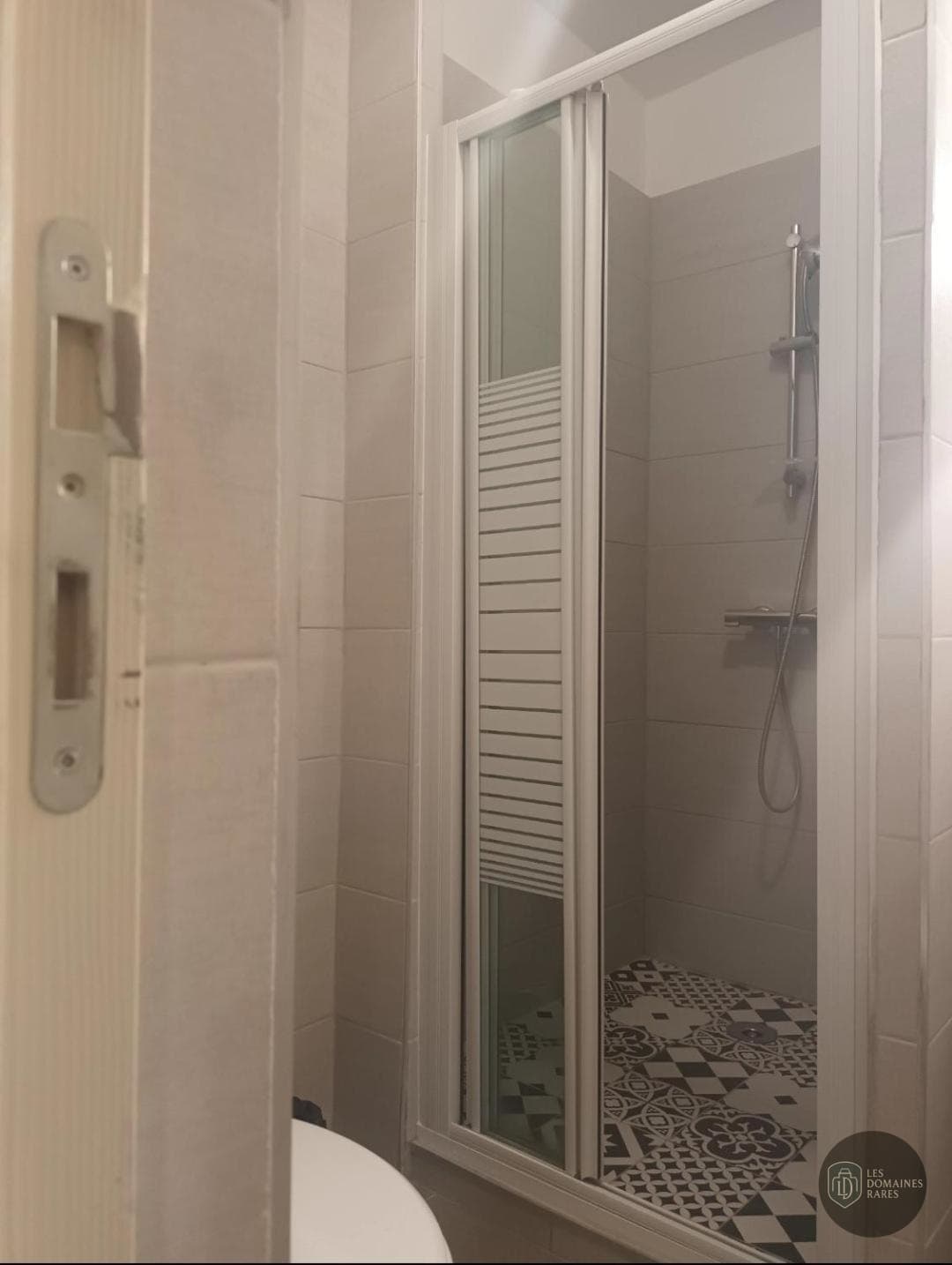 Salle de bain de l'hôtel Lorraine Hôtel à Laxou en Grand Est