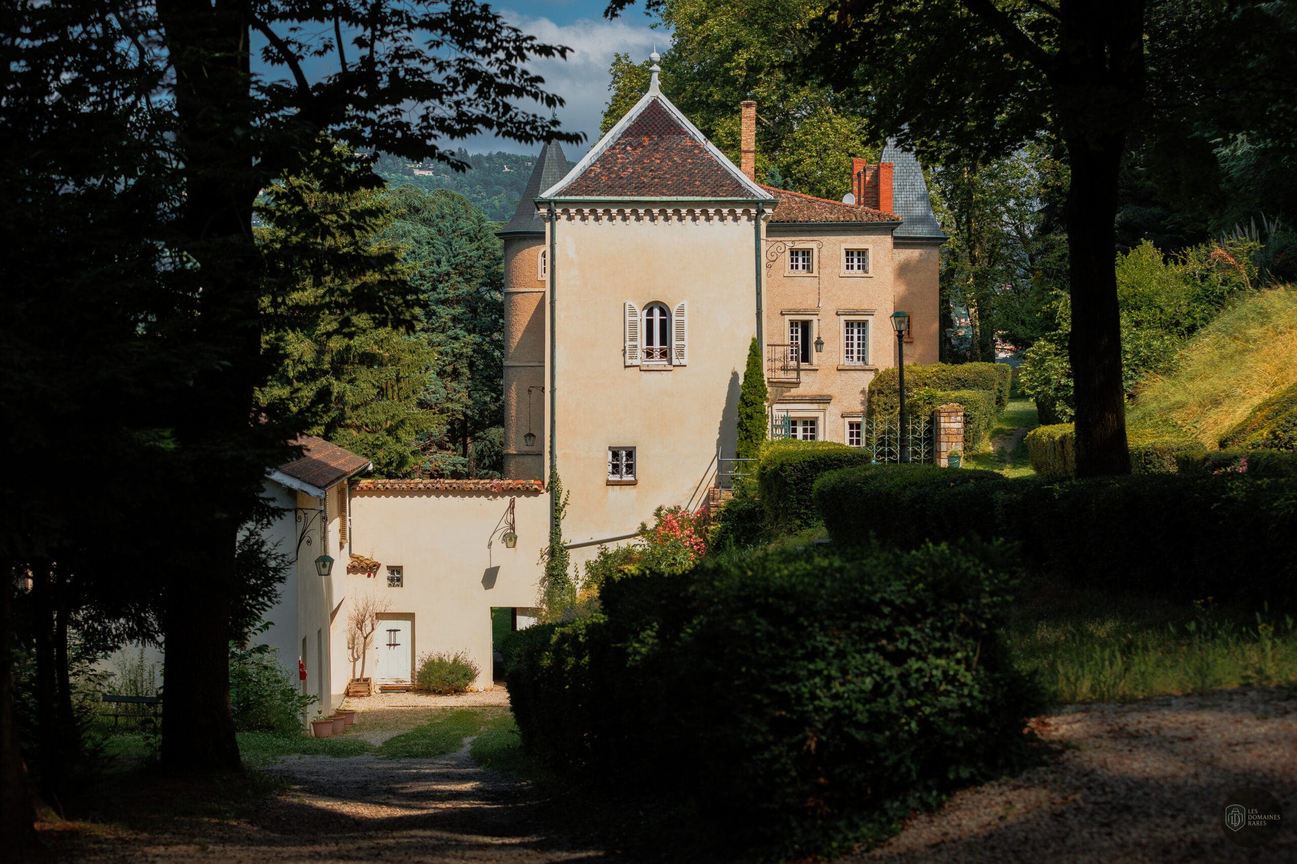 Extérieur du bâtiment principal et jardin
