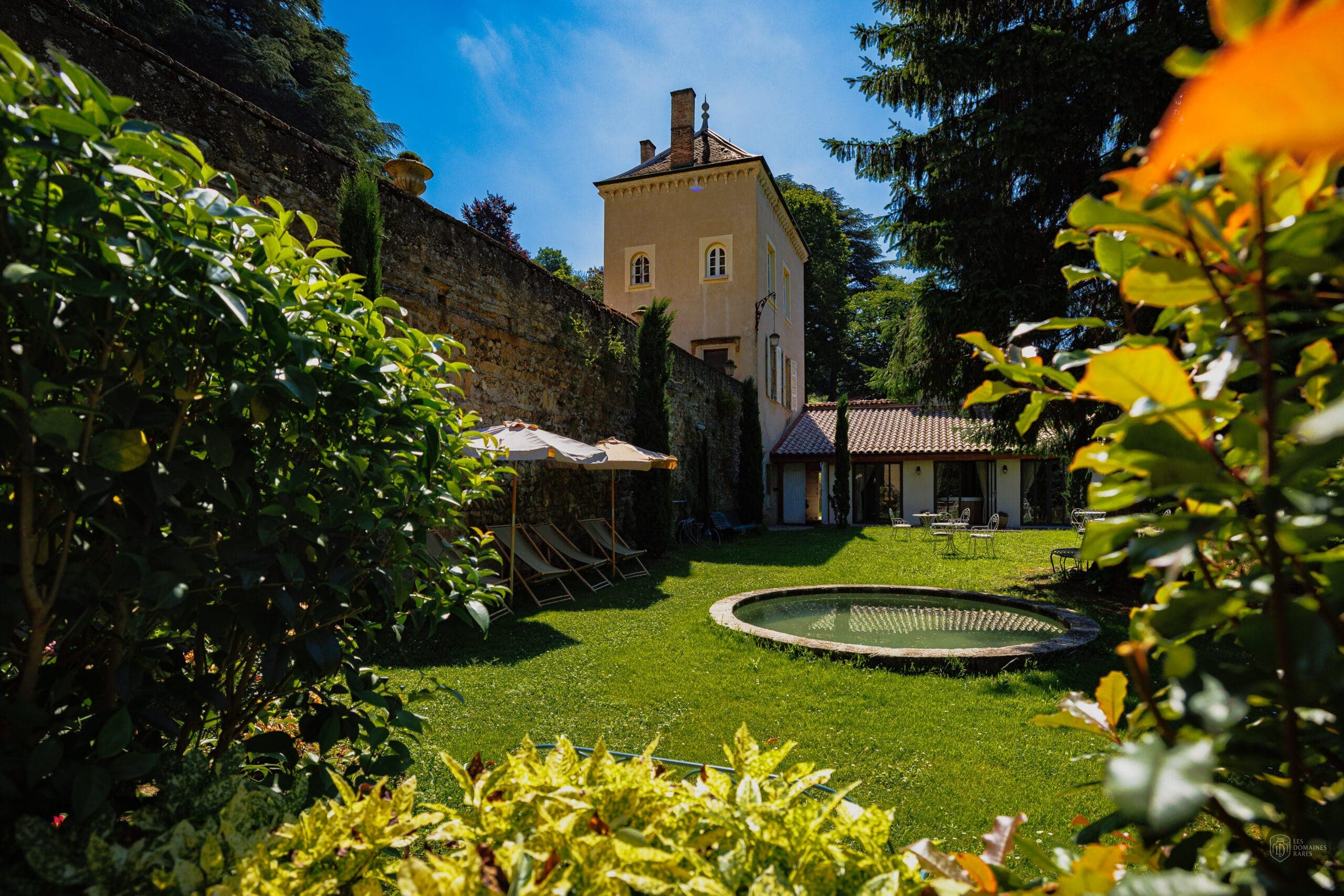 Jardin, piscine et bâtiment du domaine