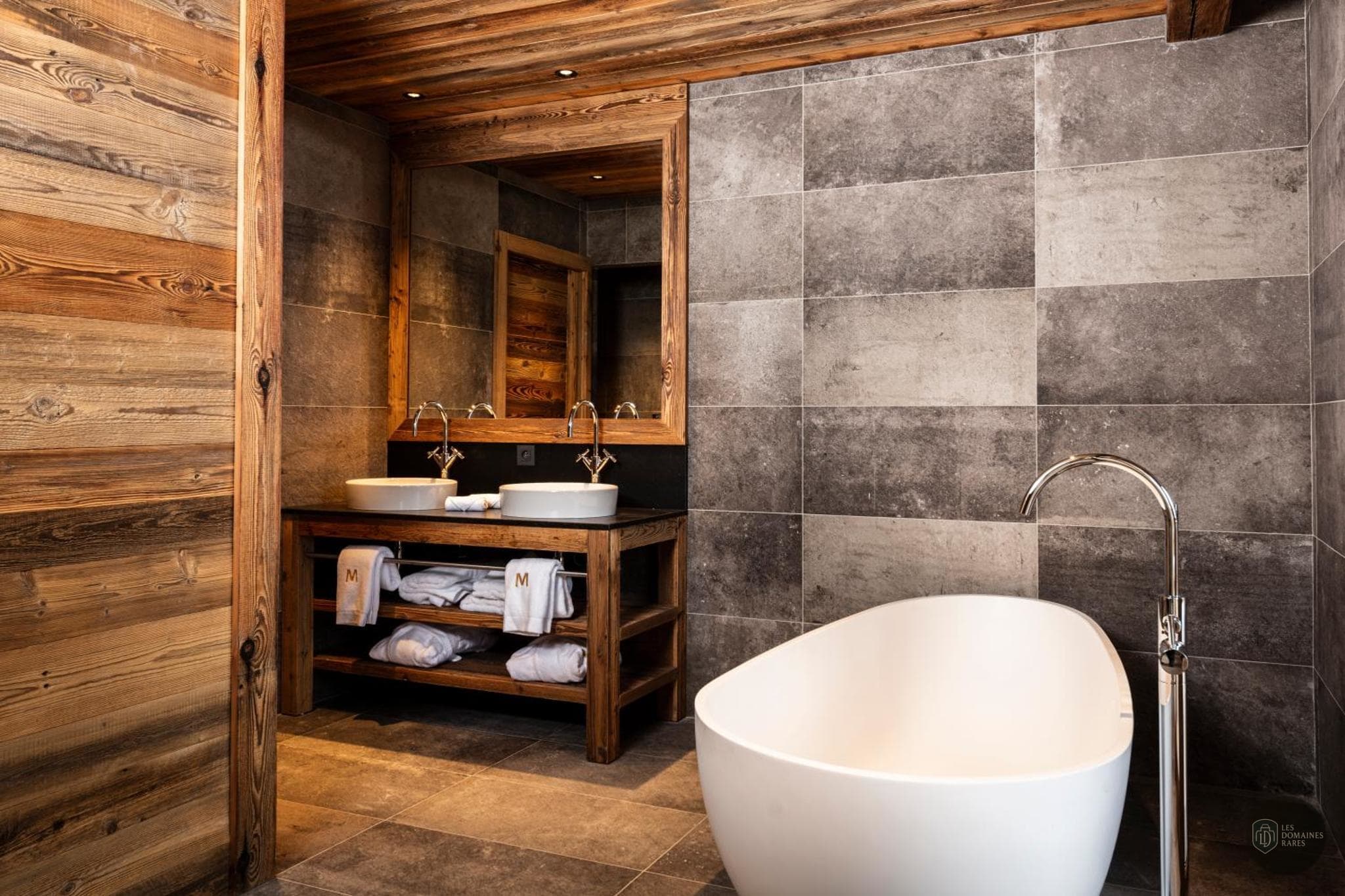 Vue extérieure de l'hôtel M Lodge et Spa à Val en Auvergne-Rhône-Alpes