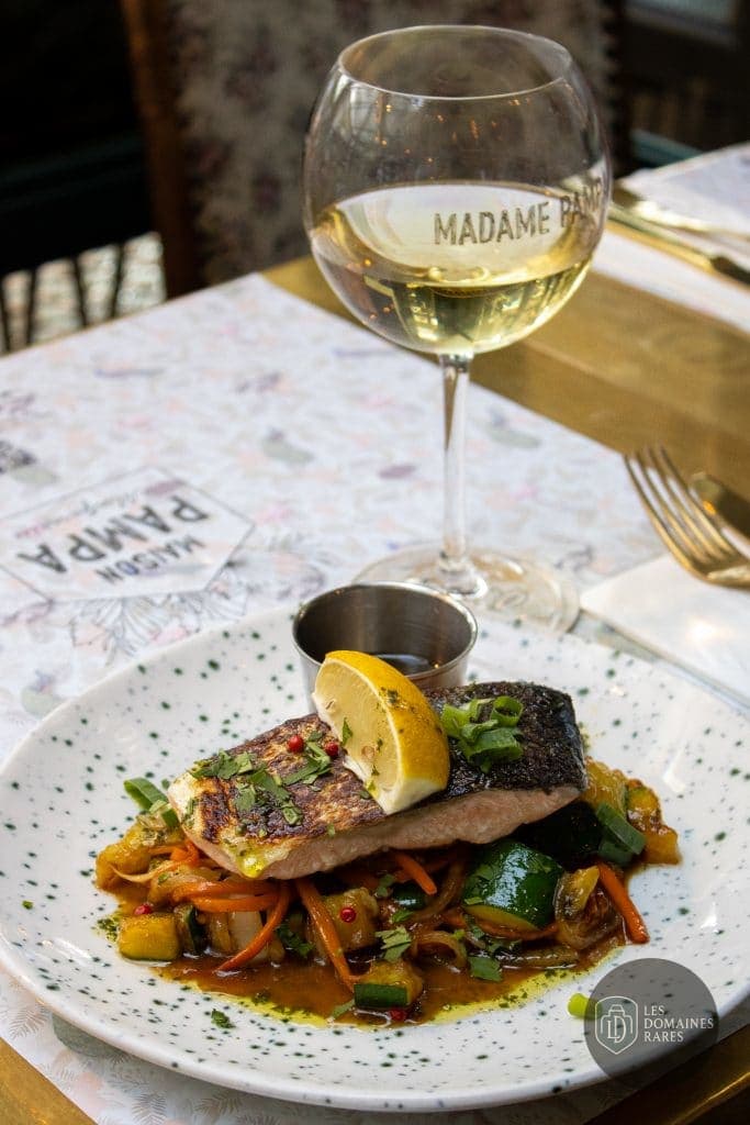 Plat de poisson et verre de vin